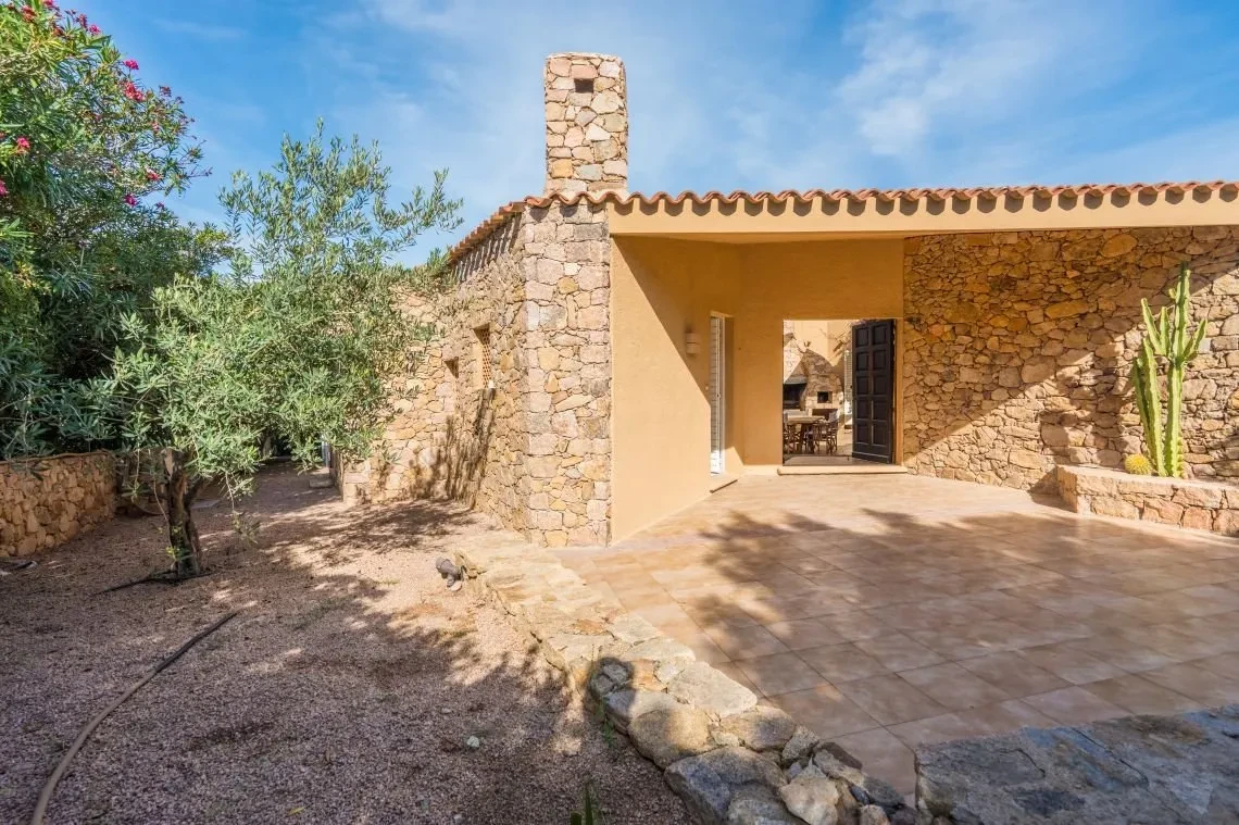 Villa de 5 dormitorios frente al mar con piscina infinita en Costa Paradiso, Cerdeña - Ver imagen 49 de 55