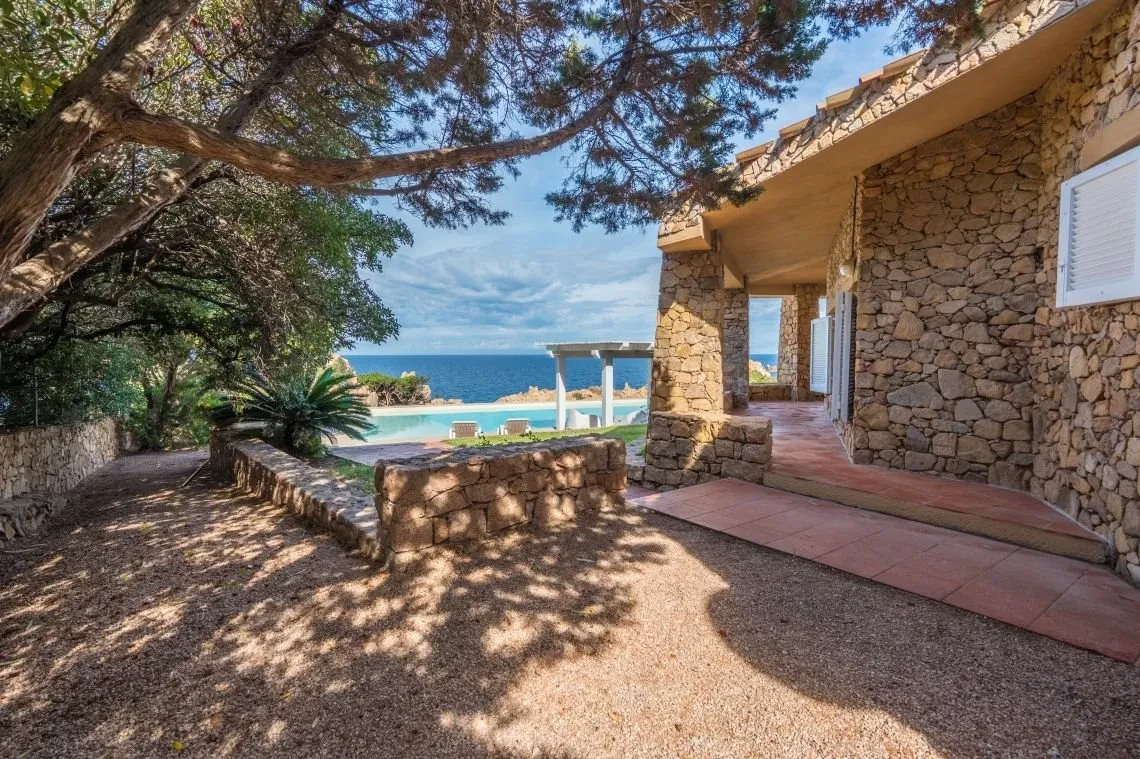 Villa de 5 dormitorios frente al mar con piscina infinita en Costa Paradiso, Cerdeña - Ver imagen 50 de 55