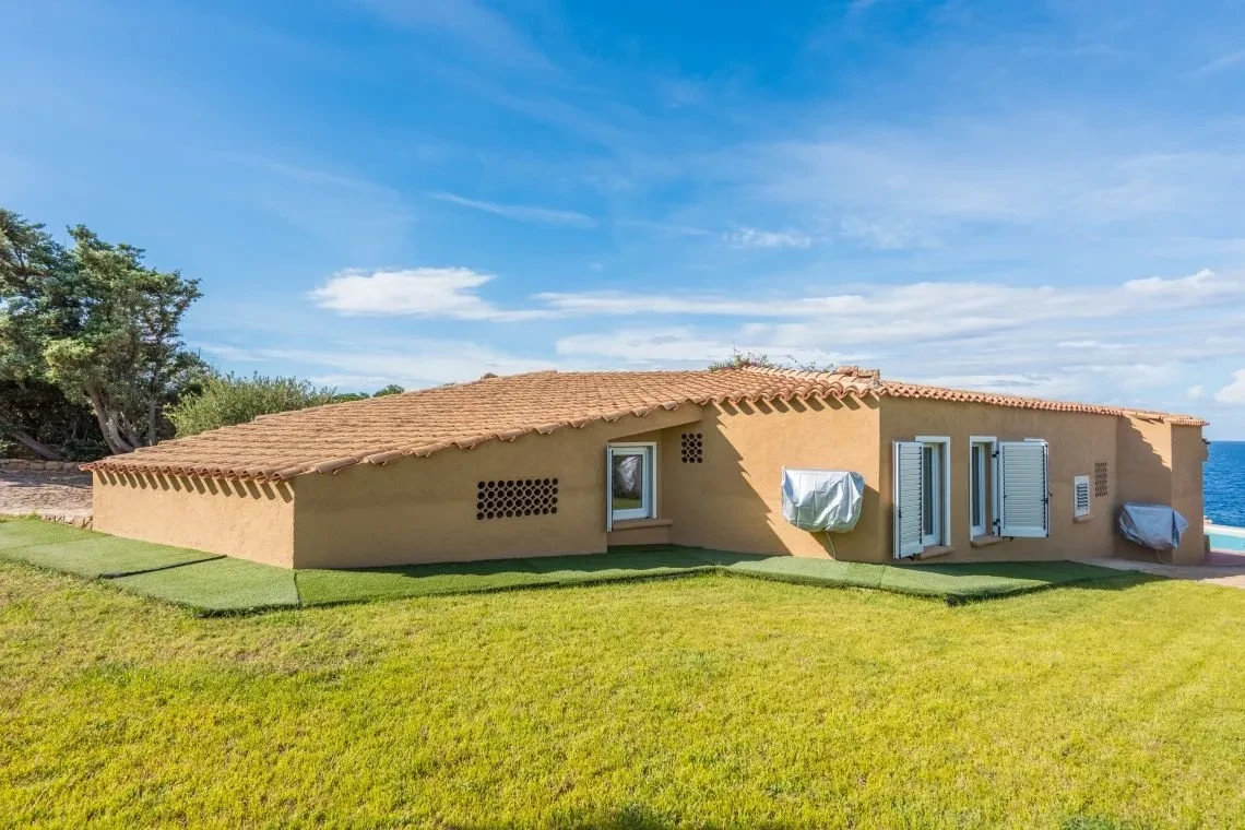 Villa de 5 dormitorios frente al mar con piscina infinita en Costa Paradiso, Cerdeña - Ver imagen 53 de 55