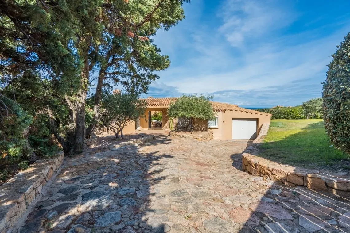 Villa de 5 dormitorios frente al mar con piscina infinita en Costa Paradiso, Cerdeña - Ver imagen 54 de 55