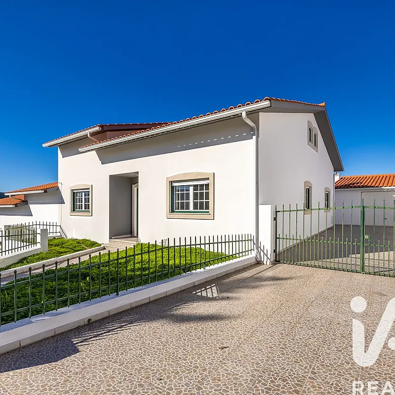Contemporary 4-Bedroom House with Terrace and Parking in Porto de Mós