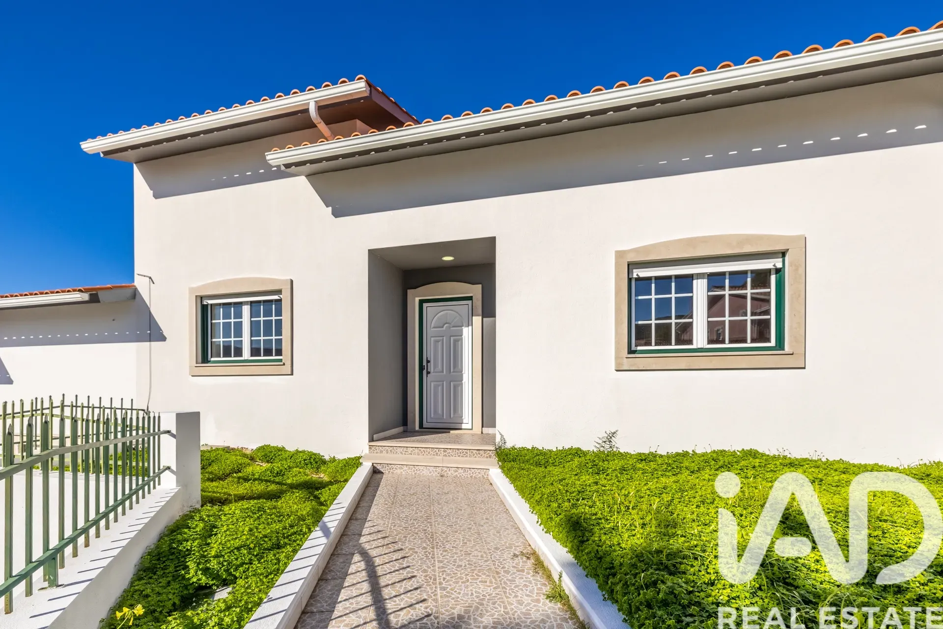 Contemporary 4-Bedroom House with Terrace and Parking in Porto de Mós - Image 2