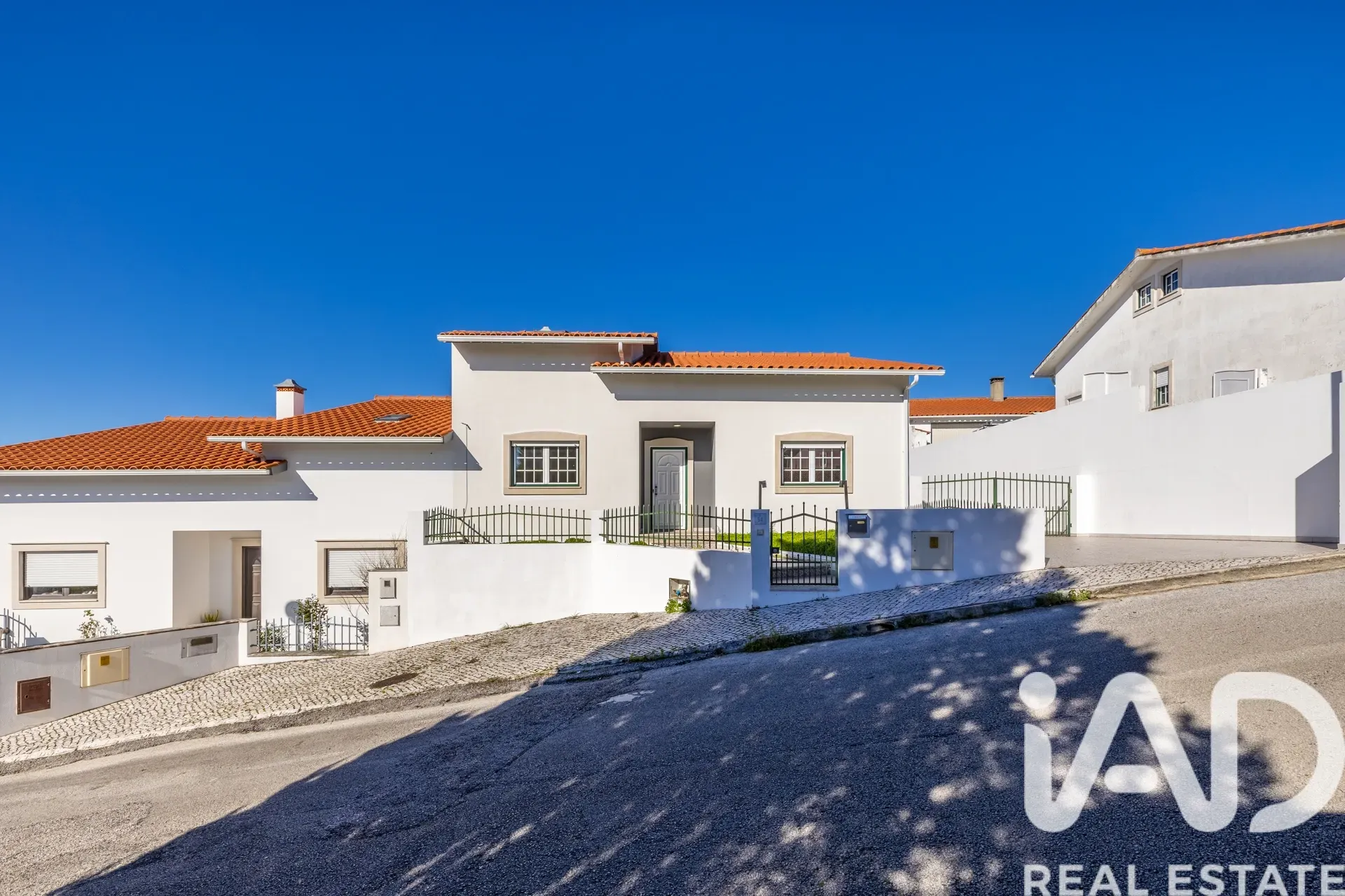 Contemporary 4-Bedroom House with Terrace and Parking in Porto de Mós - Image 3