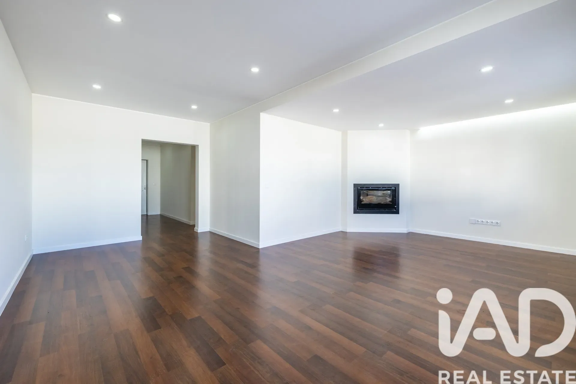 Contemporary 4-Bedroom House with Terrace and Parking in Porto de Mós - View image 7 of 40