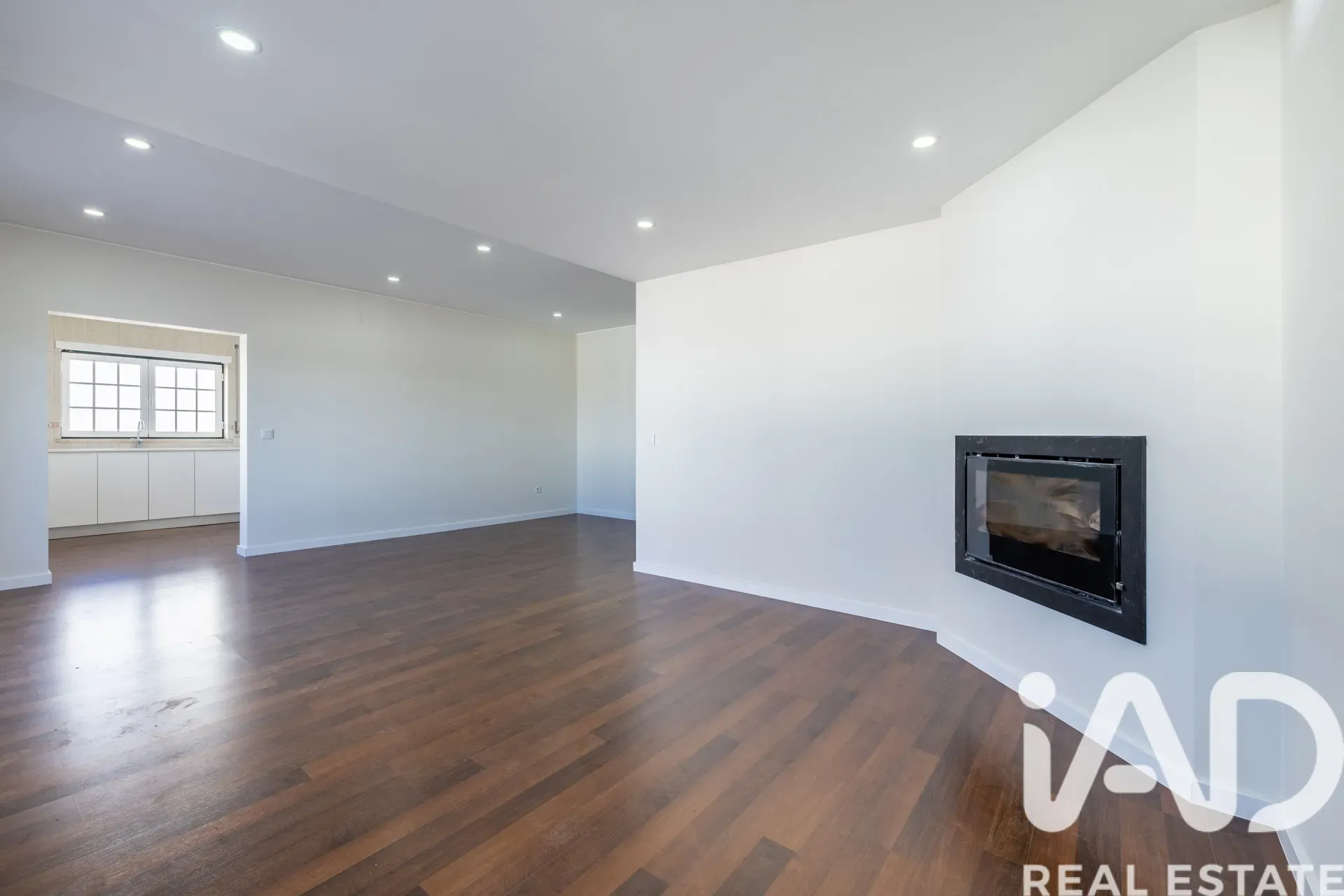 Contemporary 4-Bedroom House with Terrace and Parking in Porto de Mós - View image 8 of 40