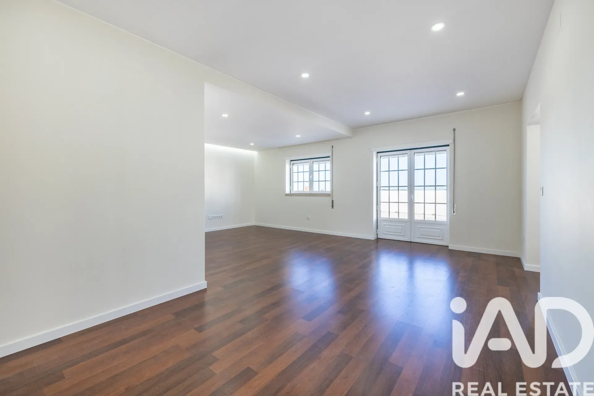 Contemporary 4-Bedroom House with Terrace and Parking in Porto de Mós - View image 9 of 40