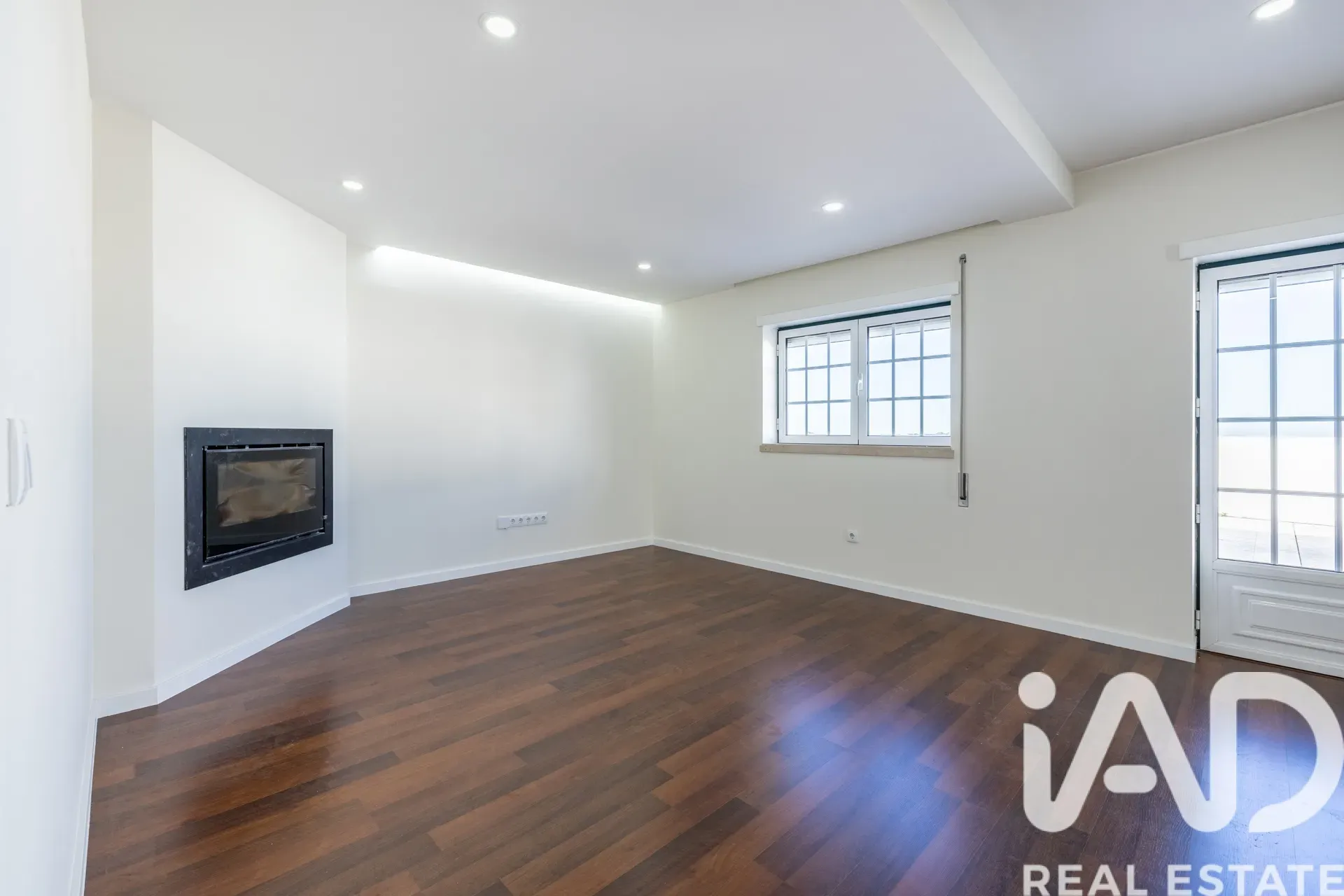 Contemporary 4-Bedroom House with Terrace and Parking in Porto de Mós - View image 10 of 40