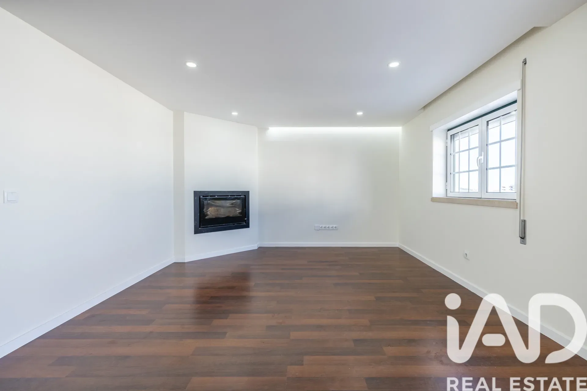 Contemporary 4-Bedroom House with Terrace and Parking in Porto de Mós - View image 11 of 40