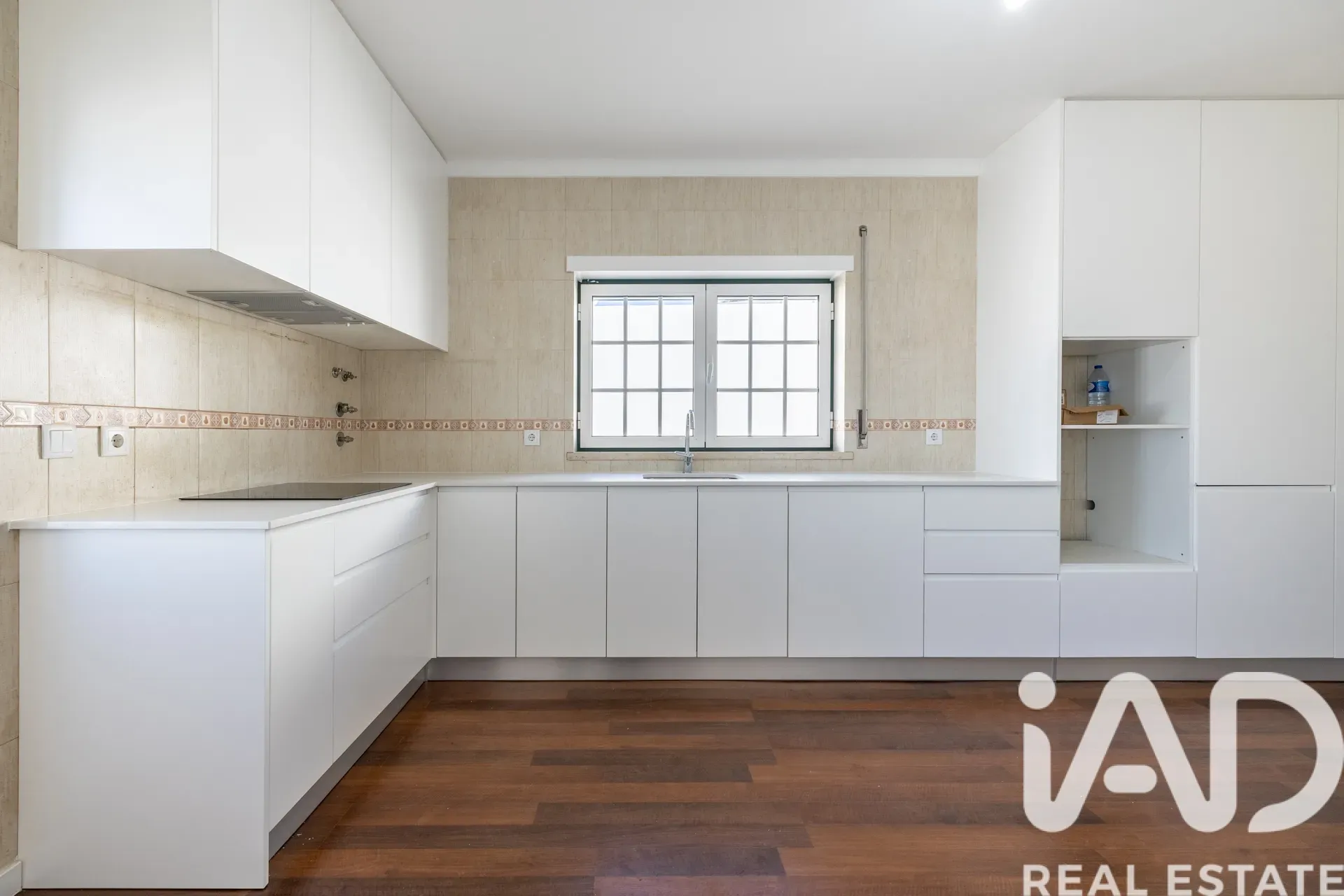 Contemporary 4-Bedroom House with Terrace and Parking in Porto de Mós - View image 12 of 40