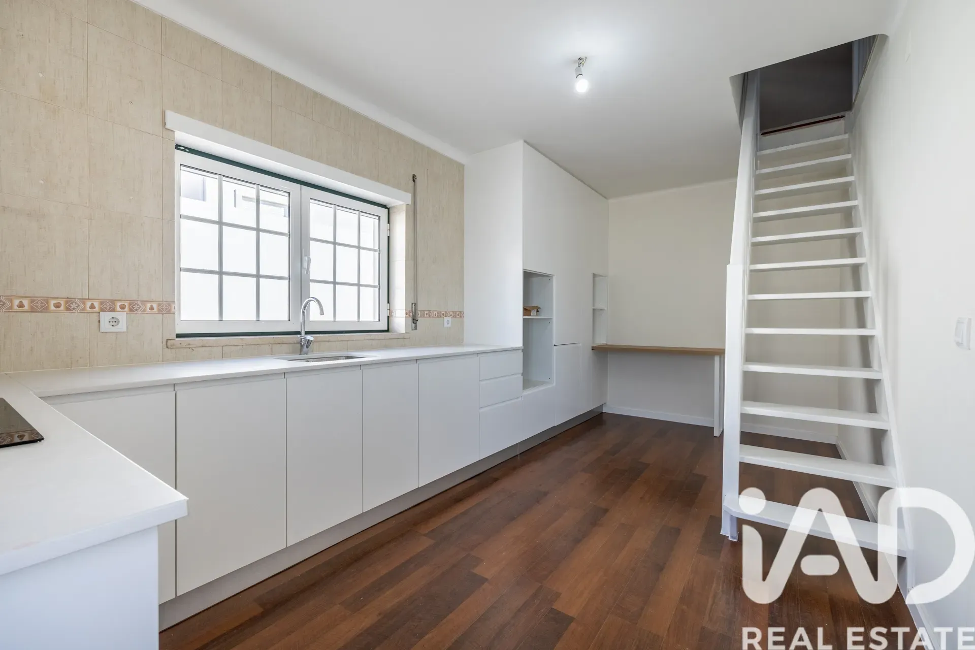 Contemporary 4-Bedroom House with Terrace and Parking in Porto de Mós - View image 13 of 40