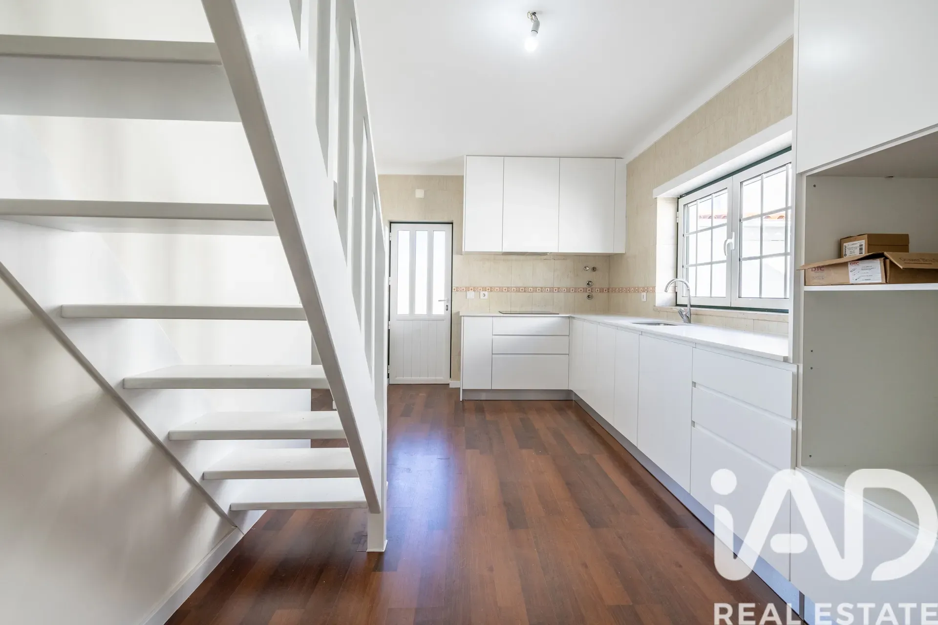 Contemporary 4-Bedroom House with Terrace and Parking in Porto de Mós - View image 16 of 40