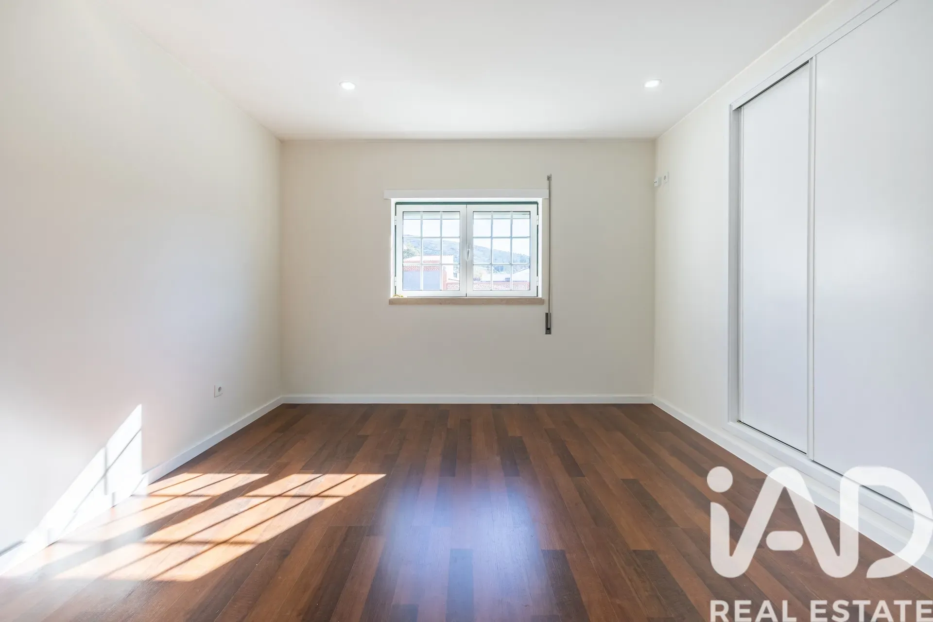 Contemporary 4-Bedroom House with Terrace and Parking in Porto de Mós - View image 17 of 40