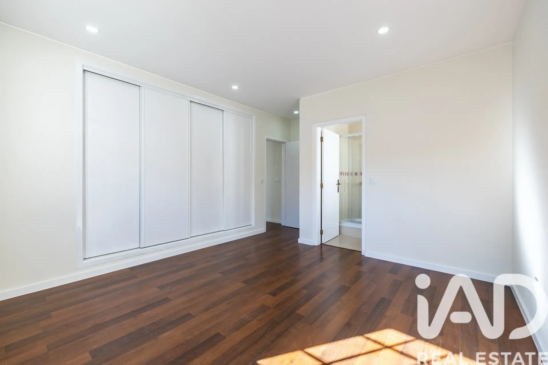 Contemporary 4-Bedroom House with Terrace and Parking in Porto de Mós - View image 18 of 40