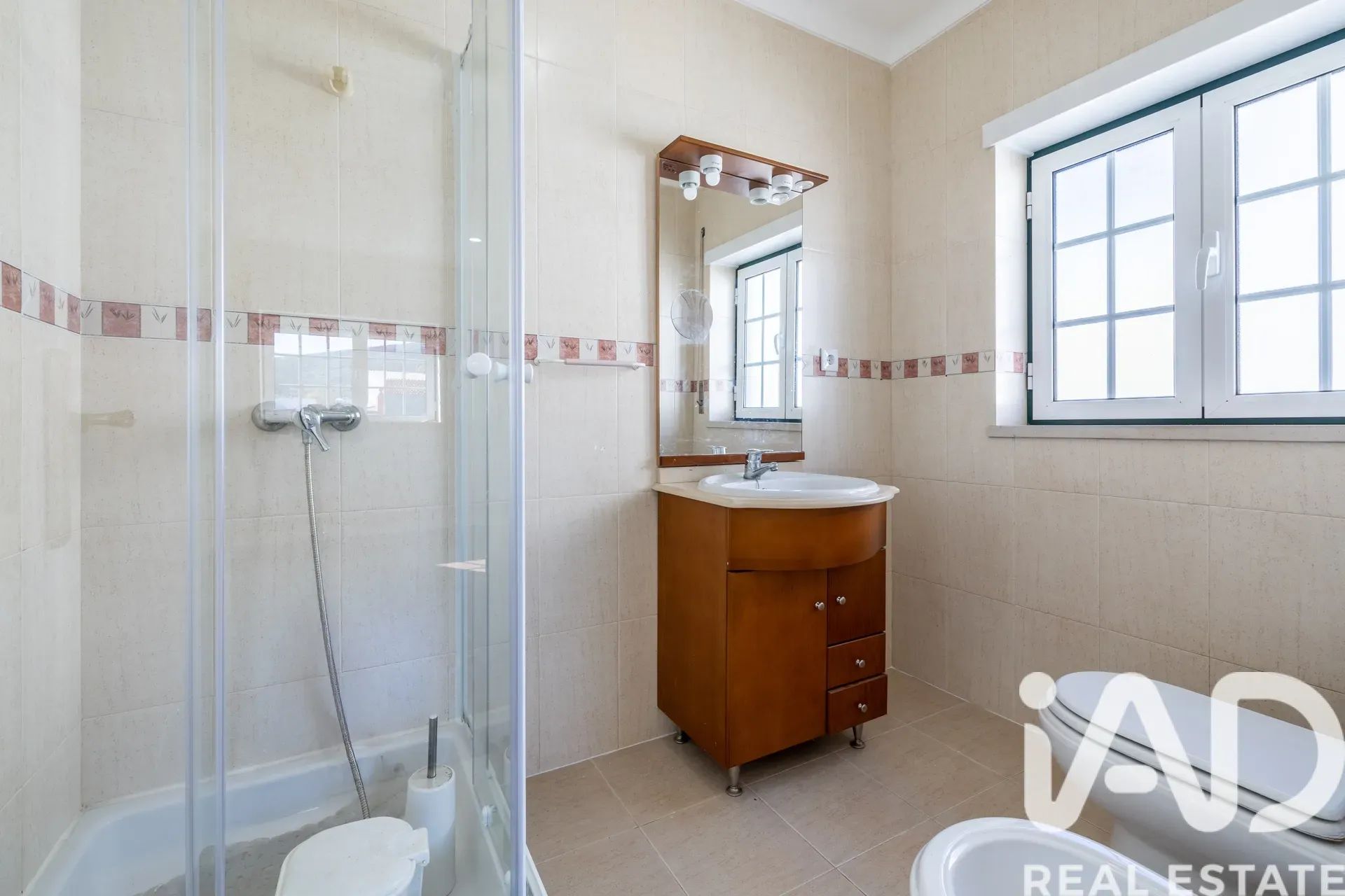 Contemporary 4-Bedroom House with Terrace and Parking in Porto de Mós - View image 19 of 40