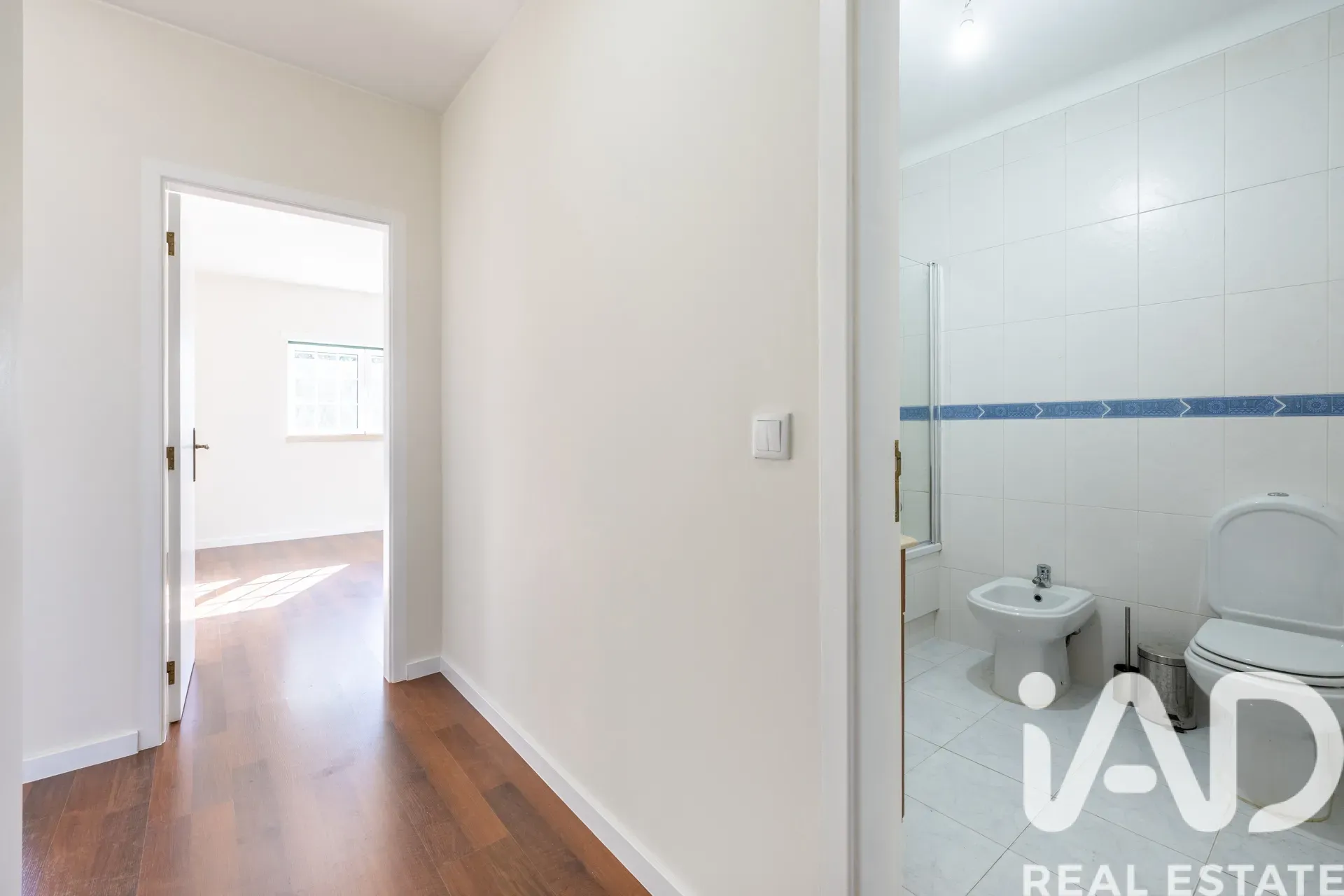 Contemporary 4-Bedroom House with Terrace and Parking in Porto de Mós - View image 20 of 40