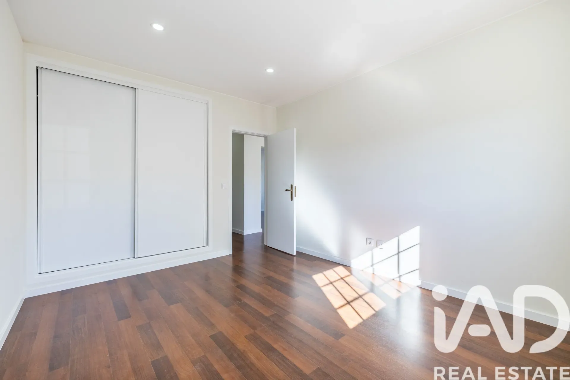 Contemporary 4-Bedroom House with Terrace and Parking in Porto de Mós - View image 21 of 40