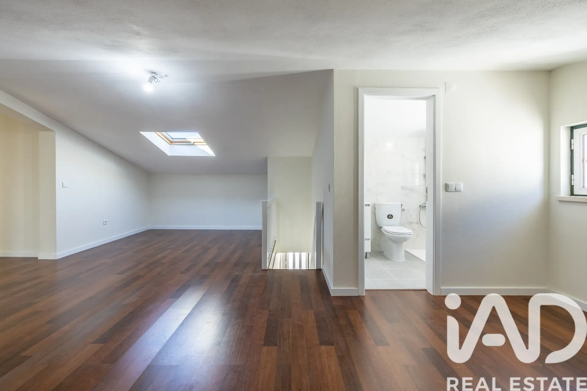 Contemporary 4-Bedroom House with Terrace and Parking in Porto de Mós - View image 23 of 40