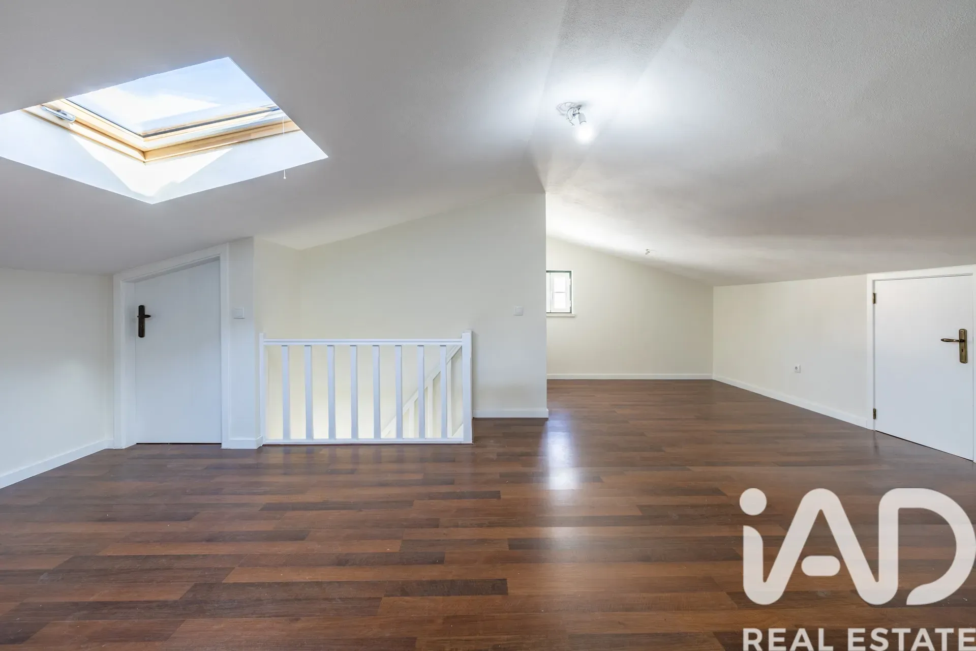 Contemporary 4-Bedroom House with Terrace and Parking in Porto de Mós - View image 25 of 40