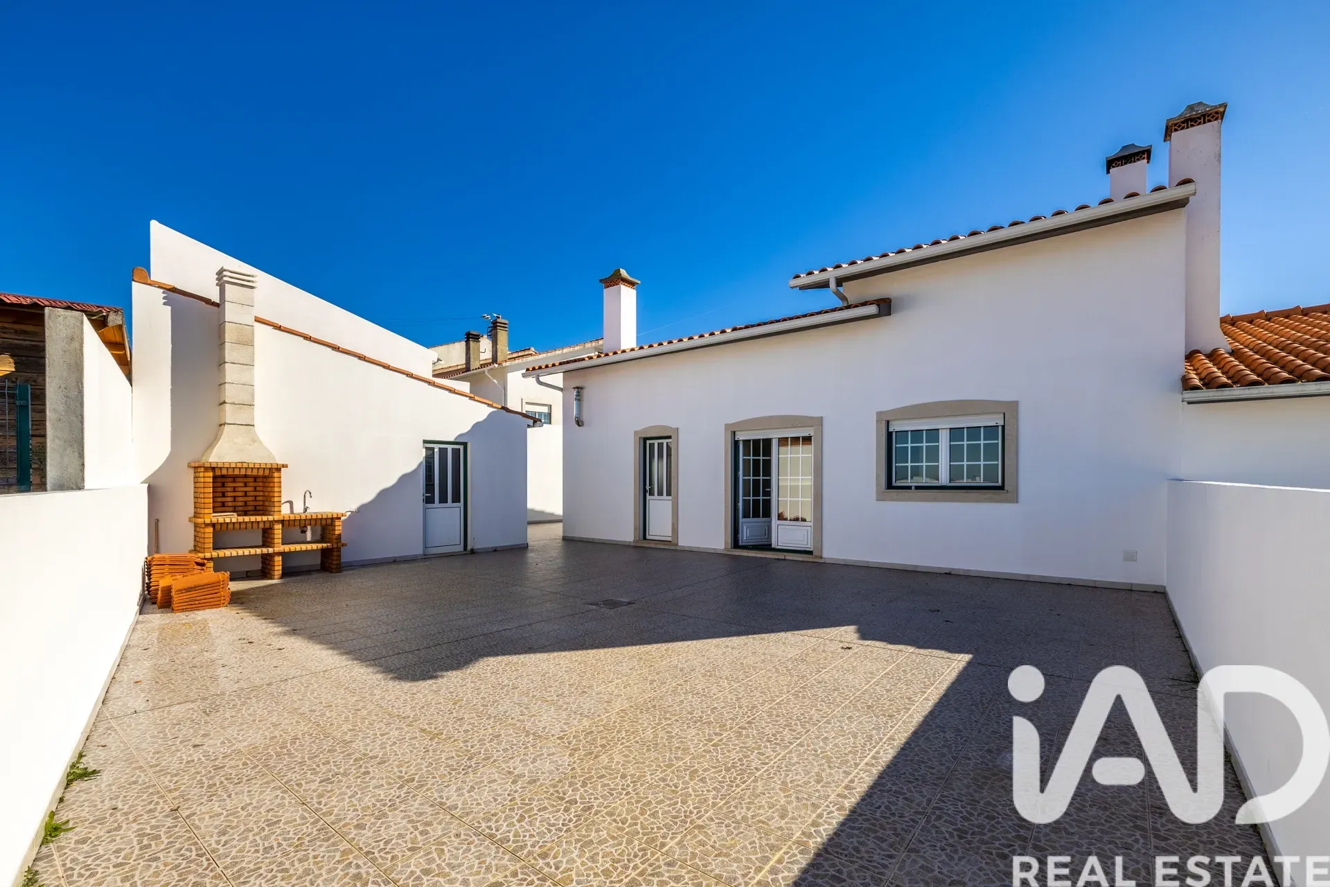 Contemporary 4-Bedroom House with Terrace and Parking in Porto de Mós - View image 31 of 40