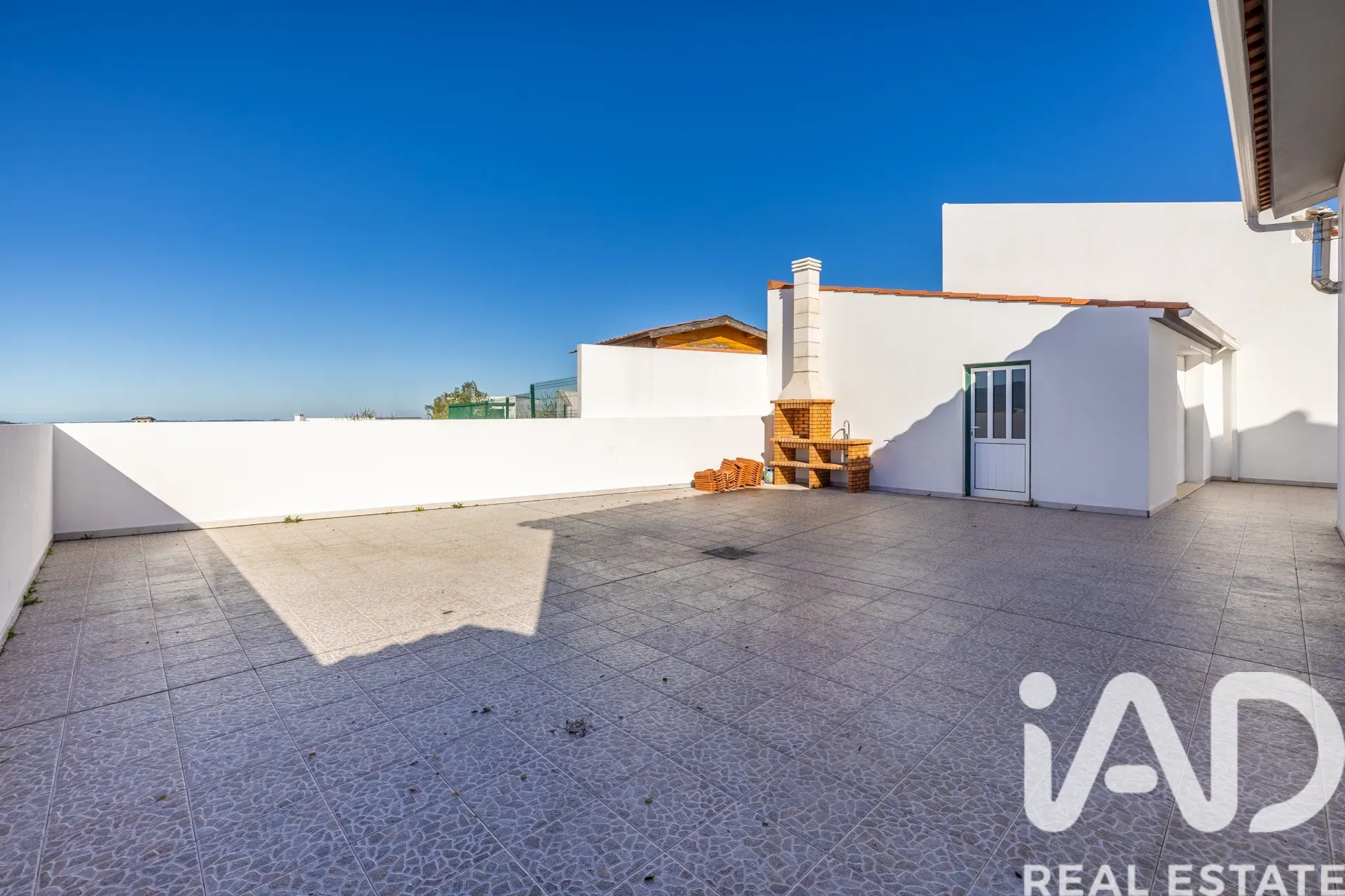 Contemporary 4-Bedroom House with Terrace and Parking in Porto de Mós - View image 32 of 40