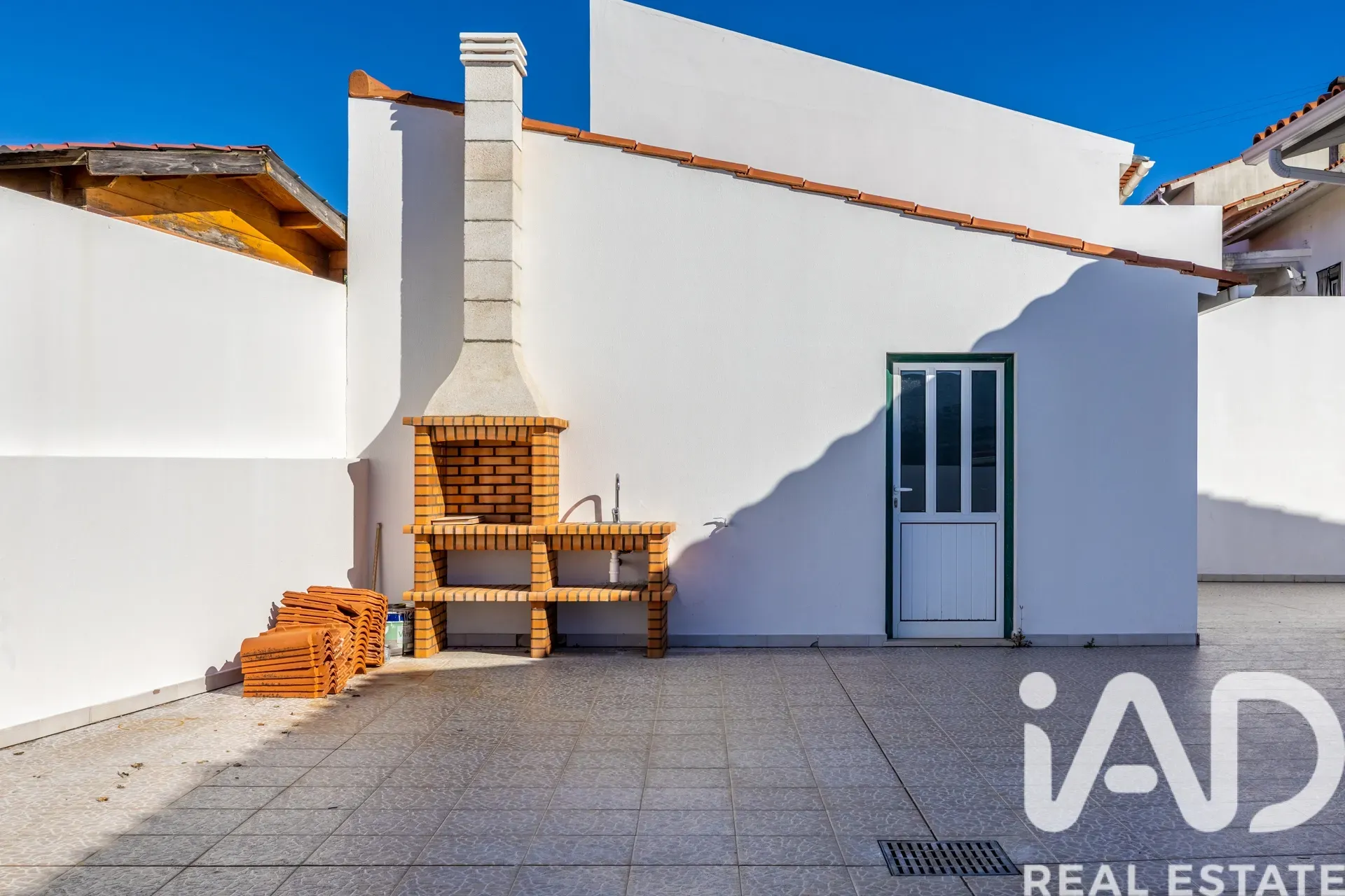 Contemporary 4-Bedroom House with Terrace and Parking in Porto de Mós - View image 33 of 40
