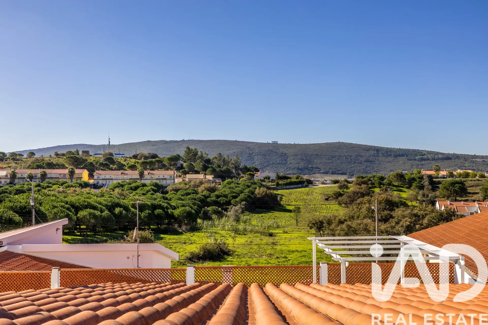 Contemporary 4-Bedroom House with Terrace and Parking in Porto de Mós - View image 34 of 40