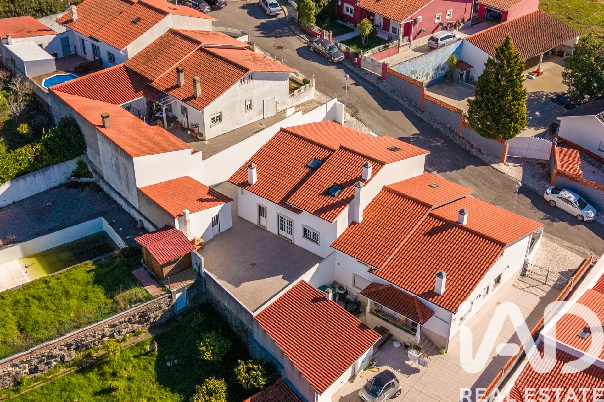 Contemporary 4-Bedroom House with Terrace and Parking in Porto de Mós - View image 35 of 40