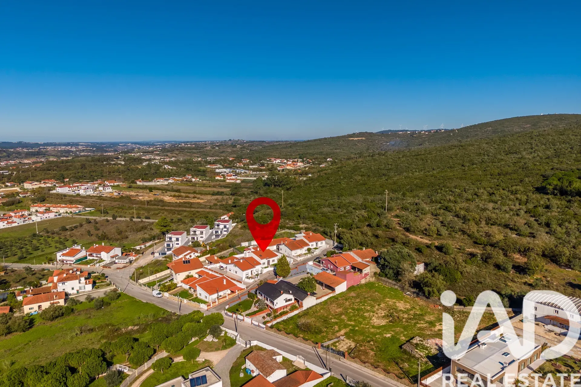 Contemporary 4-Bedroom House with Terrace and Parking in Porto de Mós - View image 38 of 40