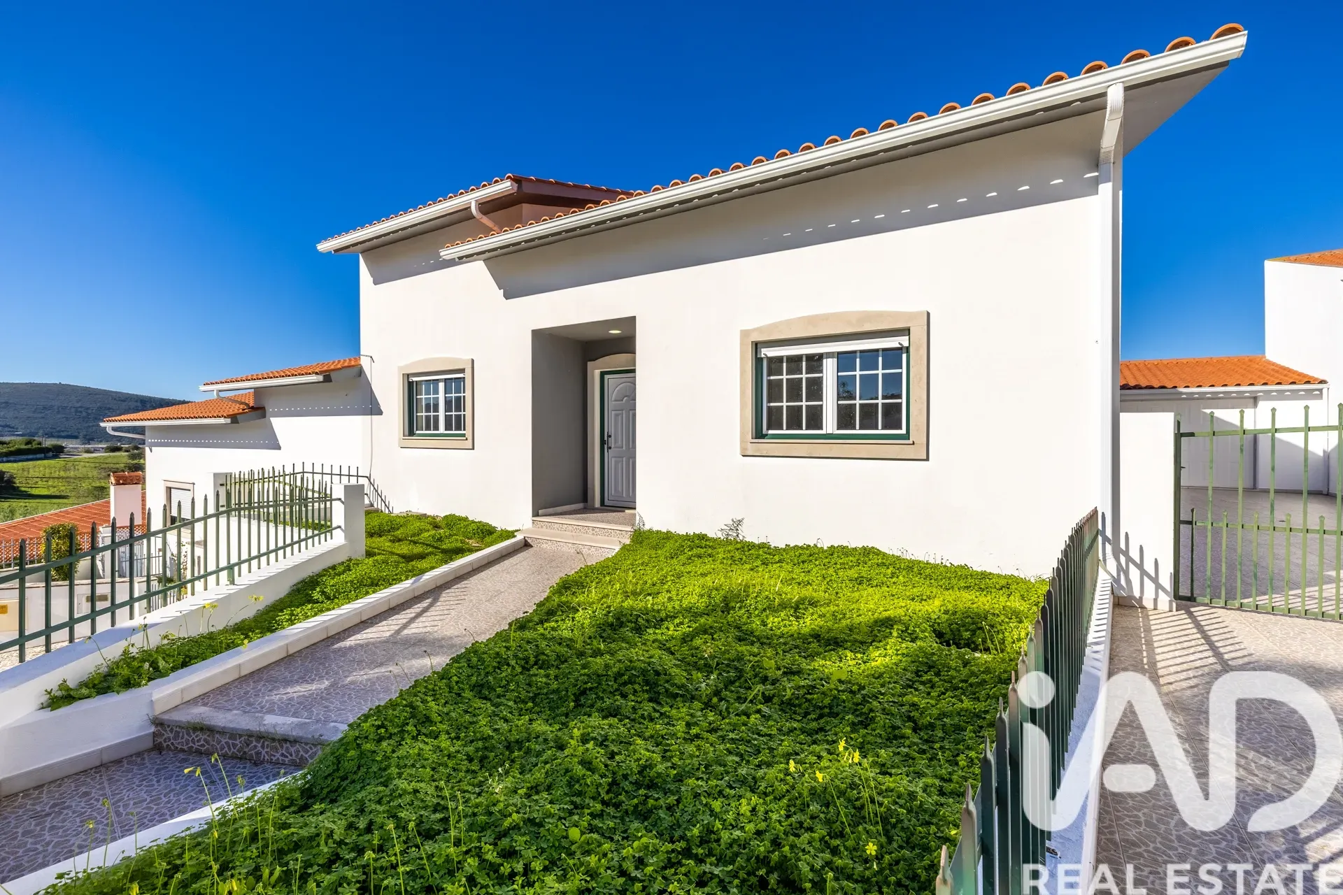 Contemporary 4-Bedroom House with Terrace and Parking in Porto de Mós - View image 40 of 40