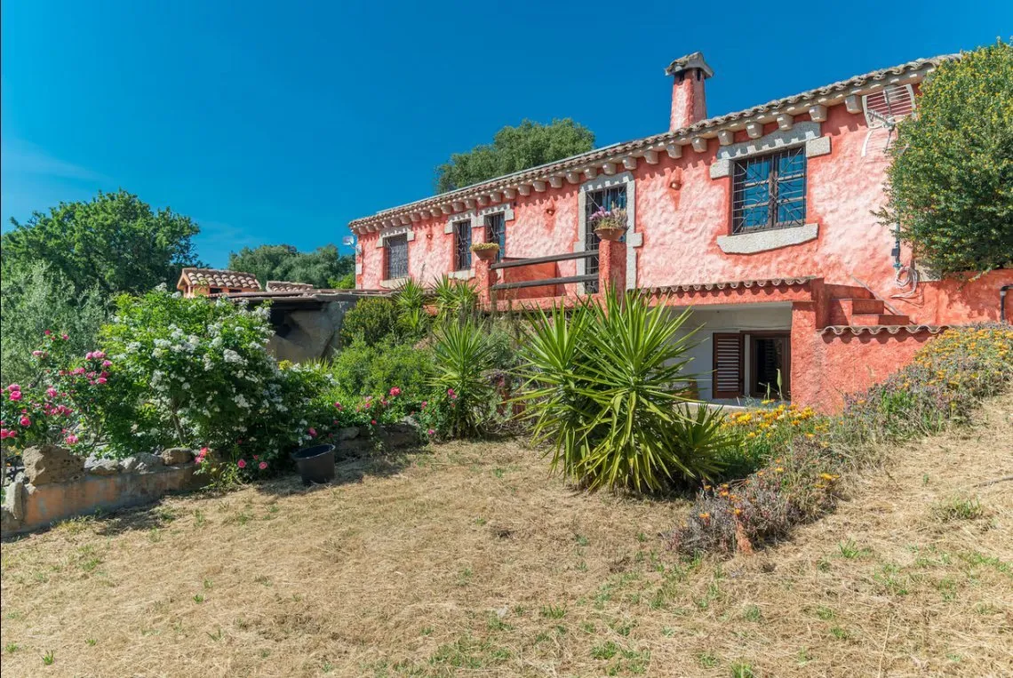 Sardinian Retreat: 5-Bedroom Estate with Pool and Olive Grove in Arzachena - Image 1