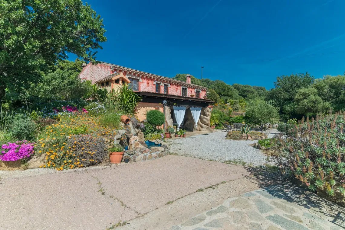 Sardinian Retreat: 5-Bedroom Estate with Pool and Olive Grove in Arzachena - Image 2