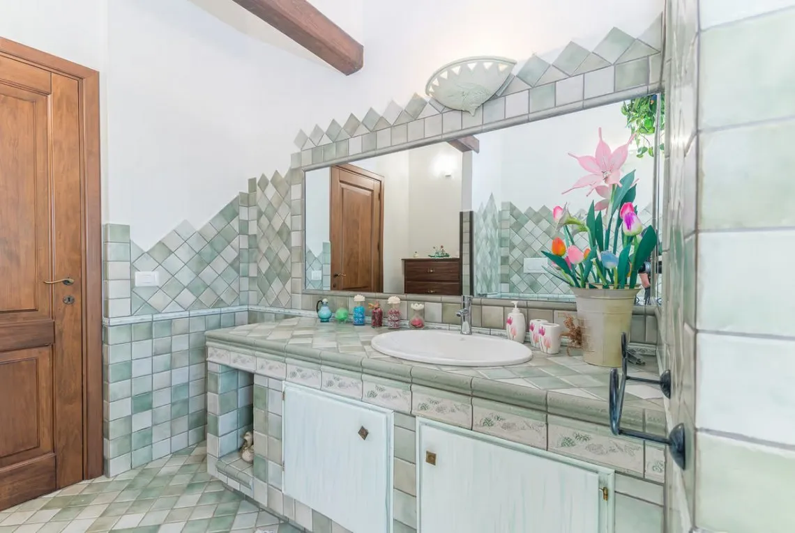 Sardinian Retreat: 5-Bedroom Estate with Pool and Olive Grove in Arzachena - View image 27 of 41