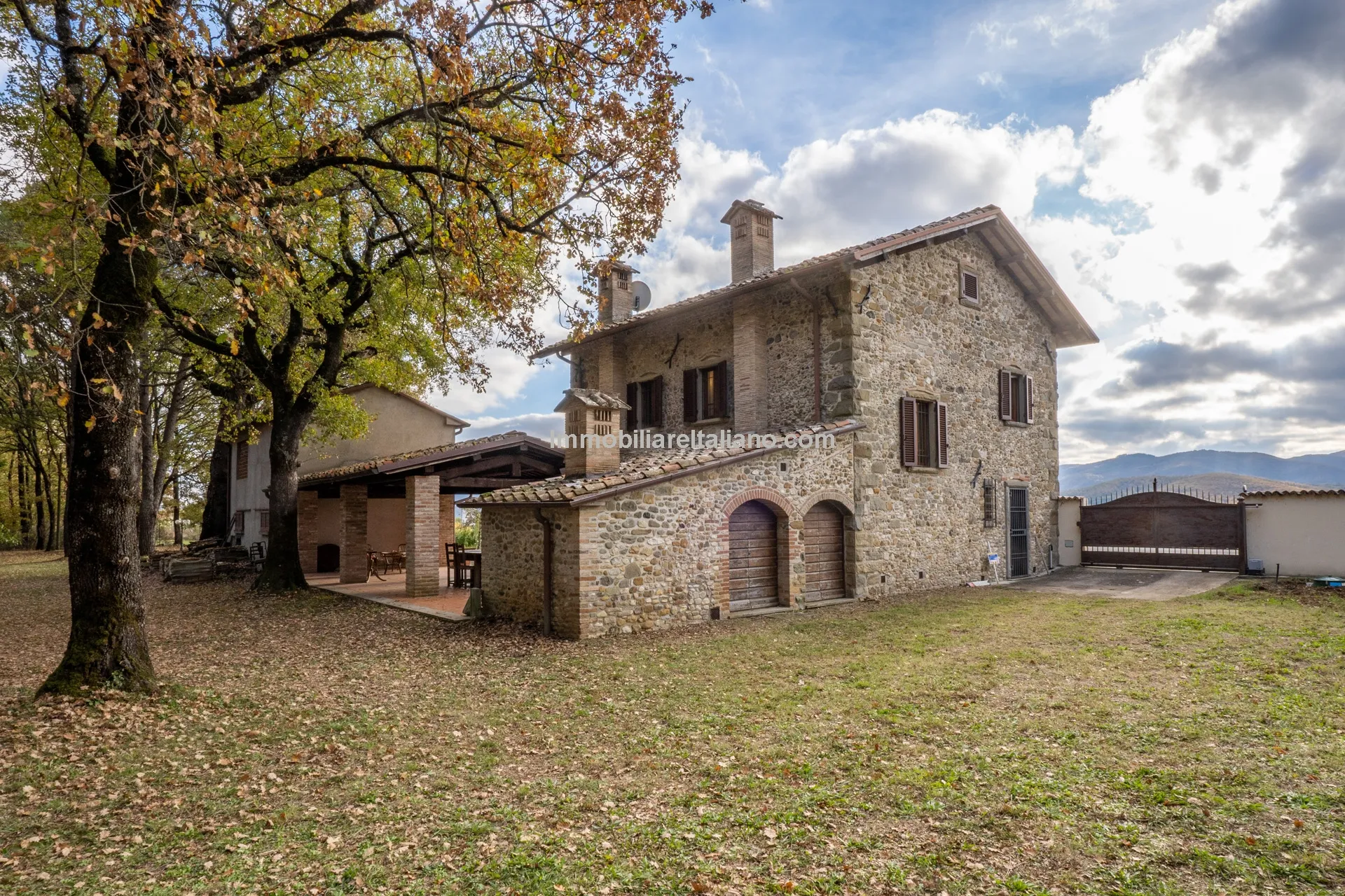 Tuscan Country House with Barn Conversion Potential near Anghiari - Image 1