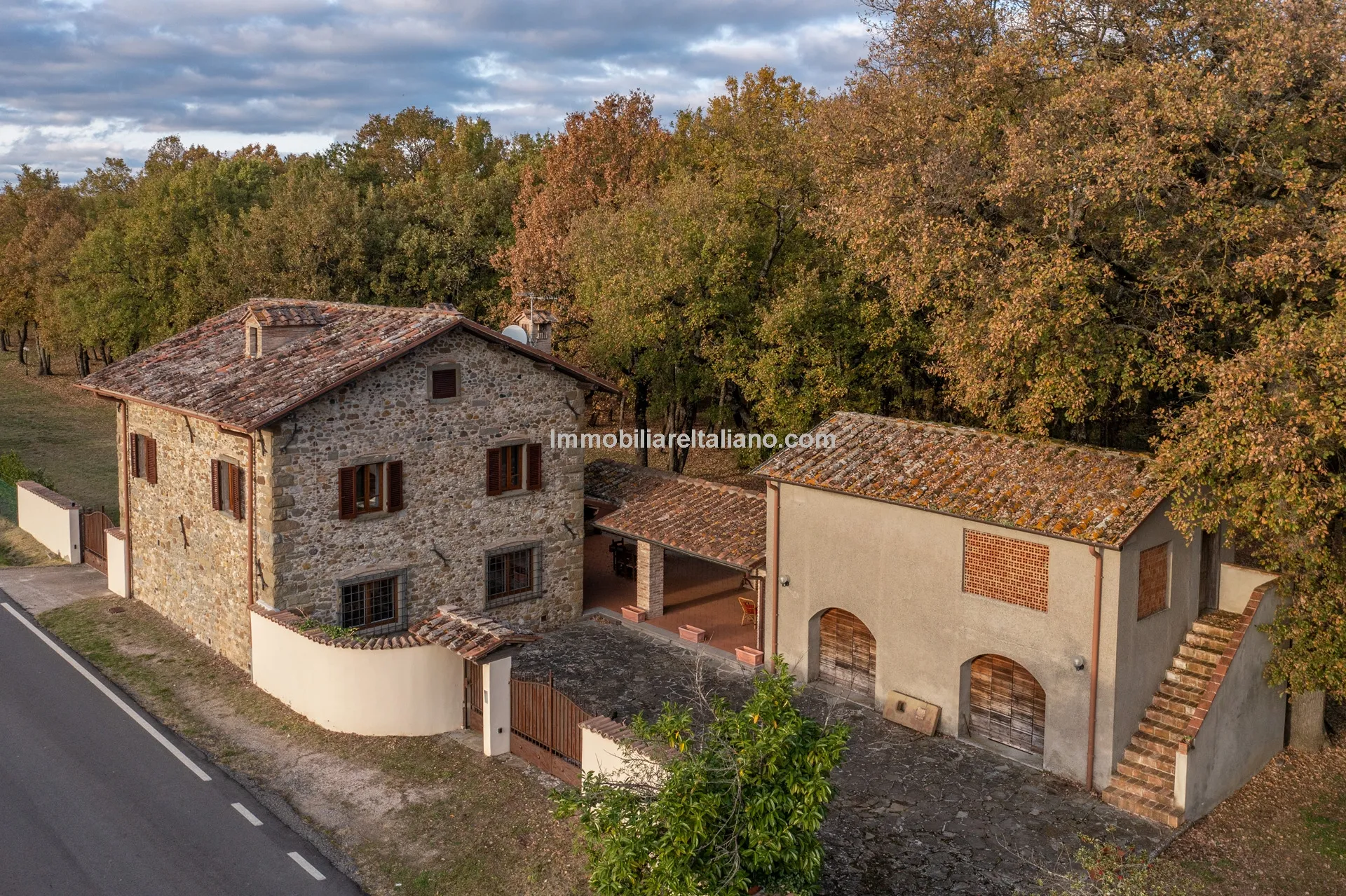 Tuscan Country House with Barn Conversion Potential near Anghiari - Image 2