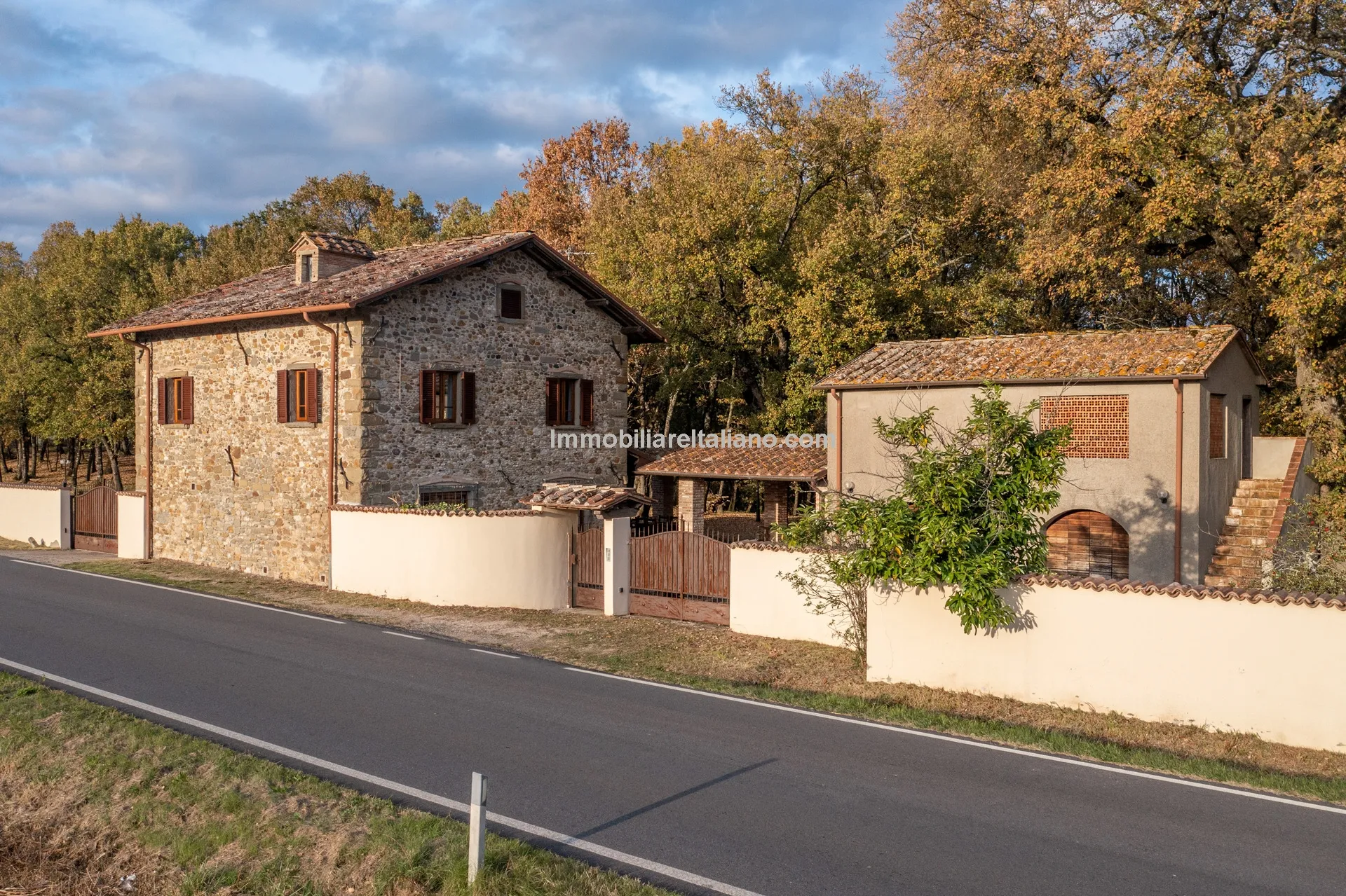 Tuscan Country House with Barn Conversion Potential near Anghiari - Image 3