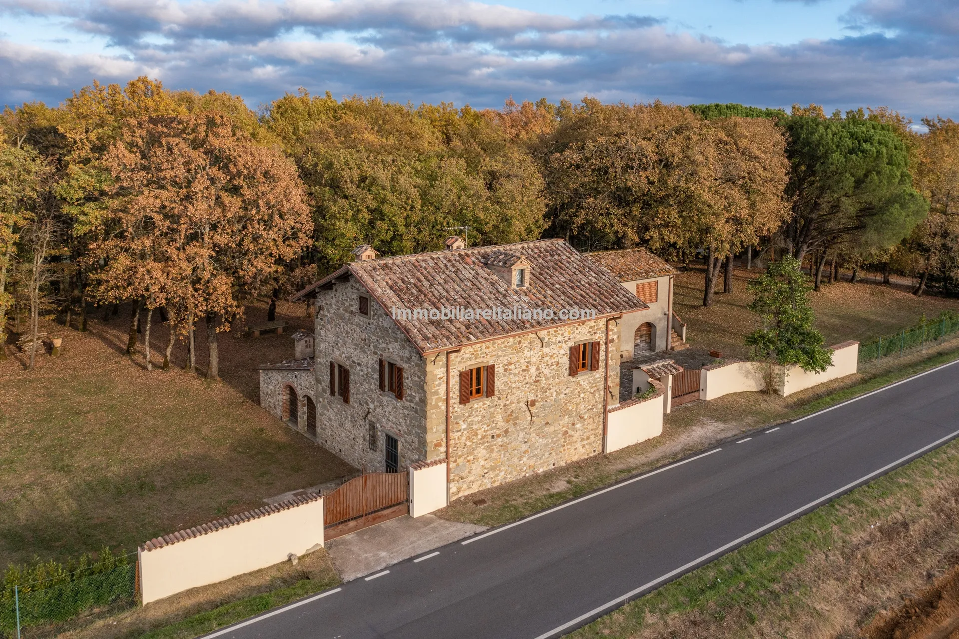 Tuscan Country House with Barn Conversion Potential near Anghiari - Image 4