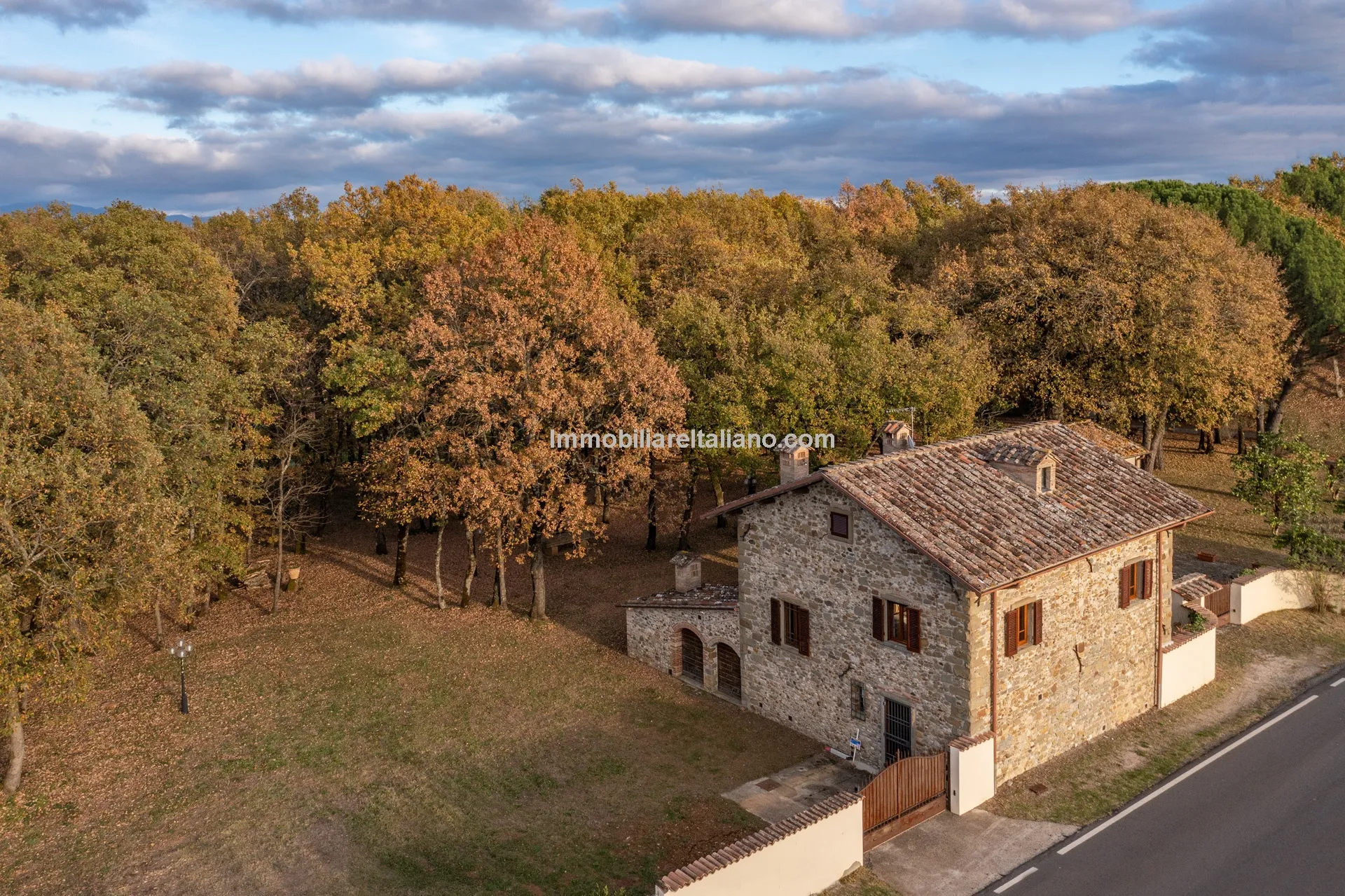 Tuscan Country House with Barn Conversion Potential near Anghiari - View image 6 of 73