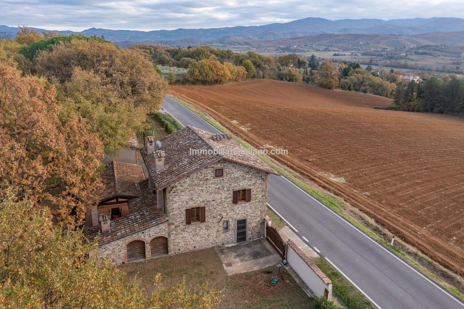 Tuscan Country House with Barn Conversion Potential near Anghiari - View image 7 of 73