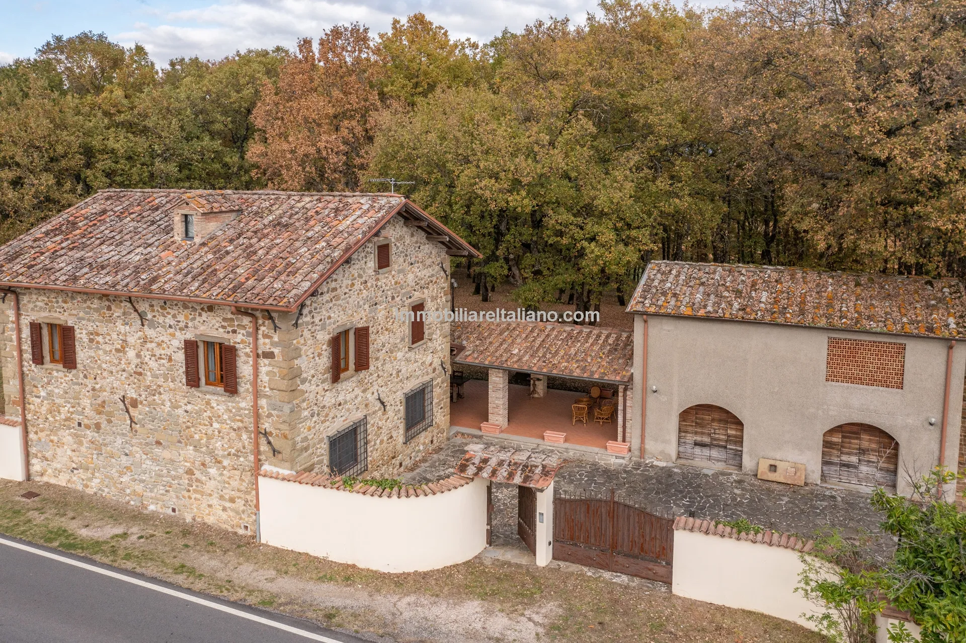 Tuscan Country House with Barn Conversion Potential near Anghiari - View image 8 of 73