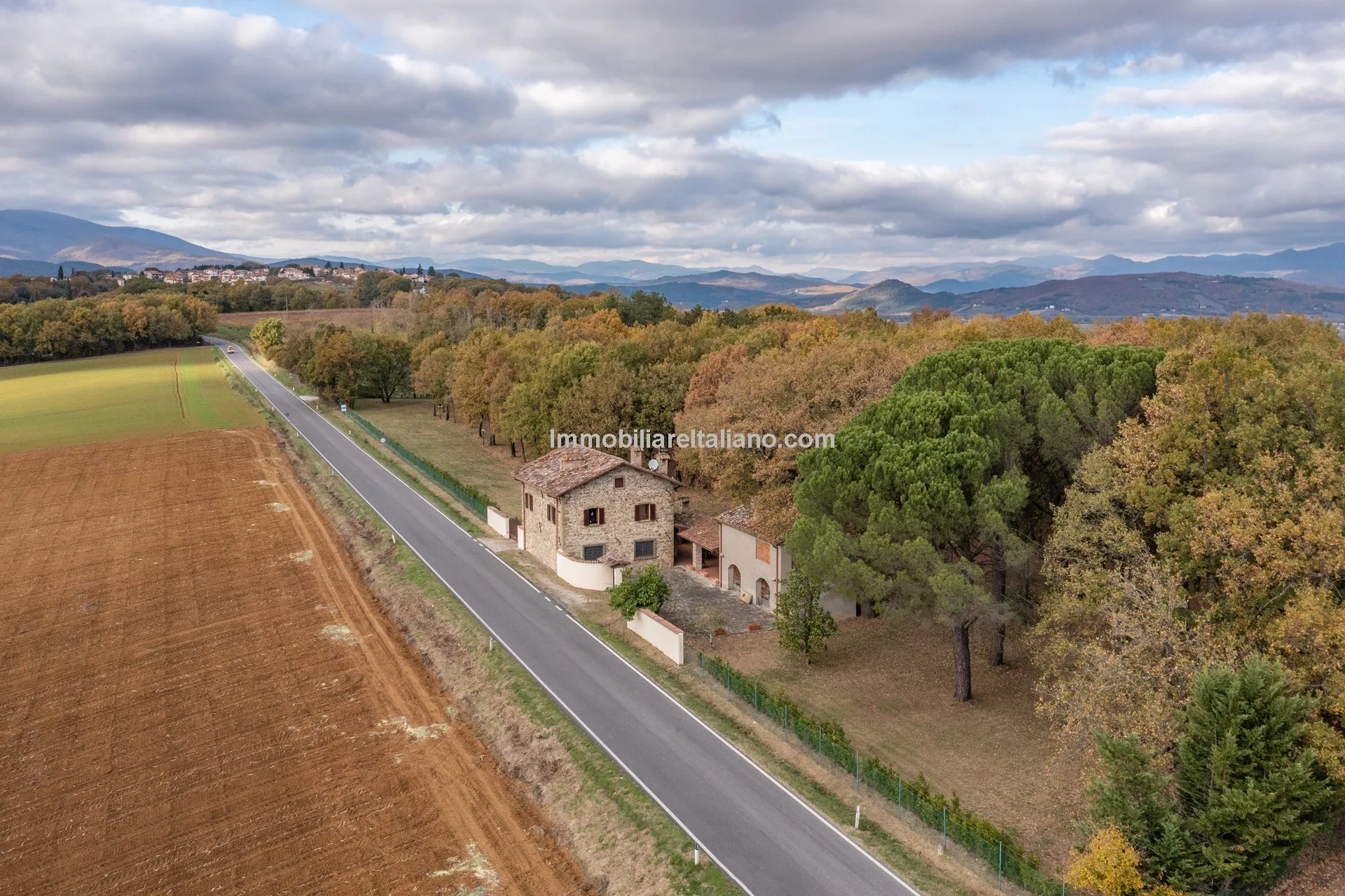 Tuscan Country House with Barn Conversion Potential near Anghiari - View image 9 of 73