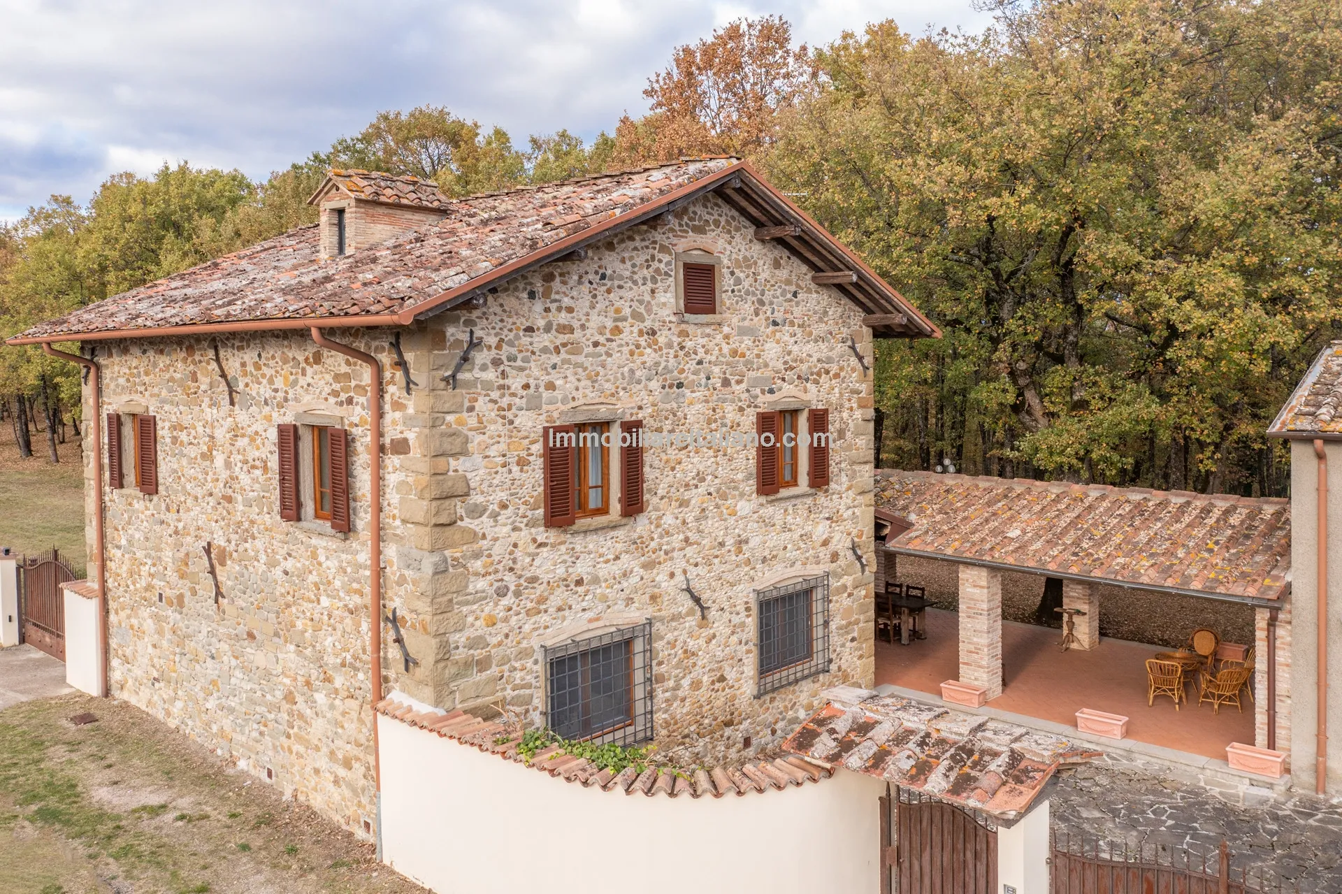 Tuscan Country House with Barn Conversion Potential near Anghiari - View image 11 of 73