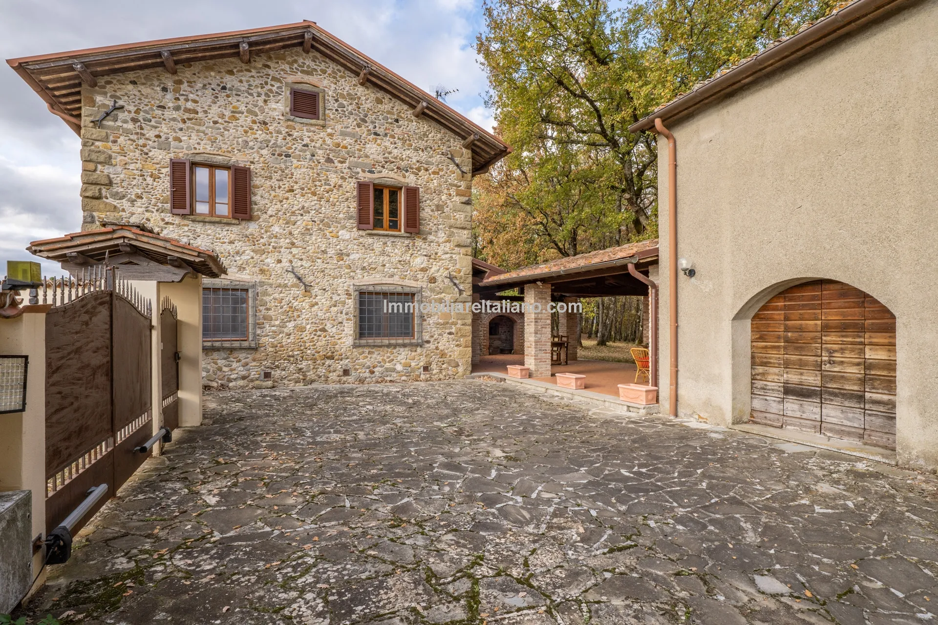 Tuscan Country House with Barn Conversion Potential near Anghiari - View image 23 of 73