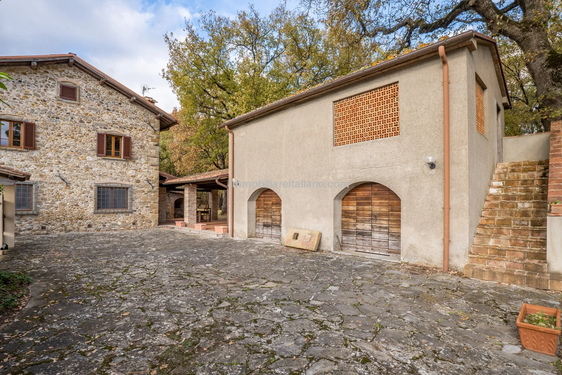 Tuscan Country House with Barn Conversion Potential near Anghiari - View image 24 of 73
