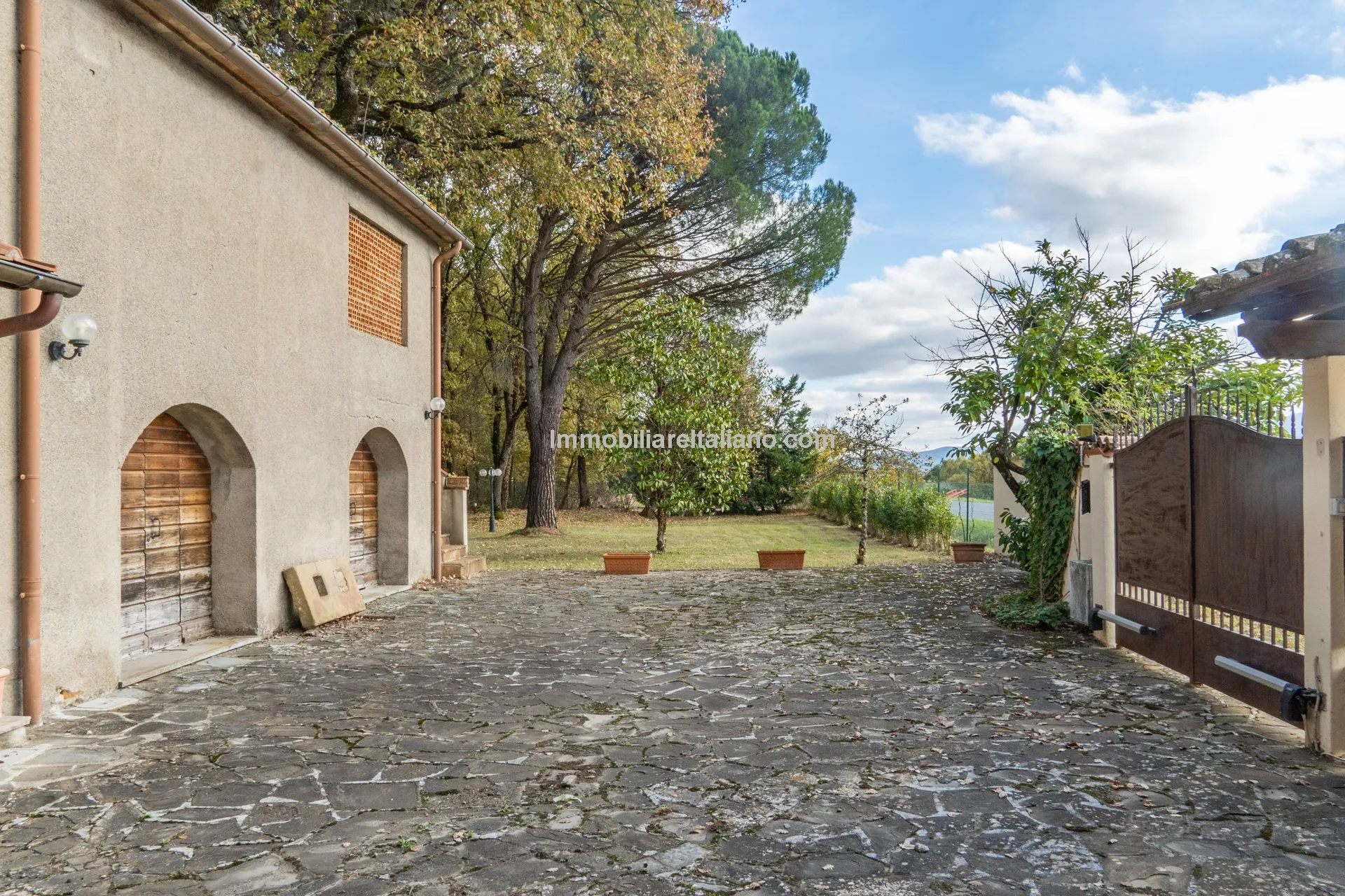 Tuscan Country House with Barn Conversion Potential near Anghiari - View image 25 of 73