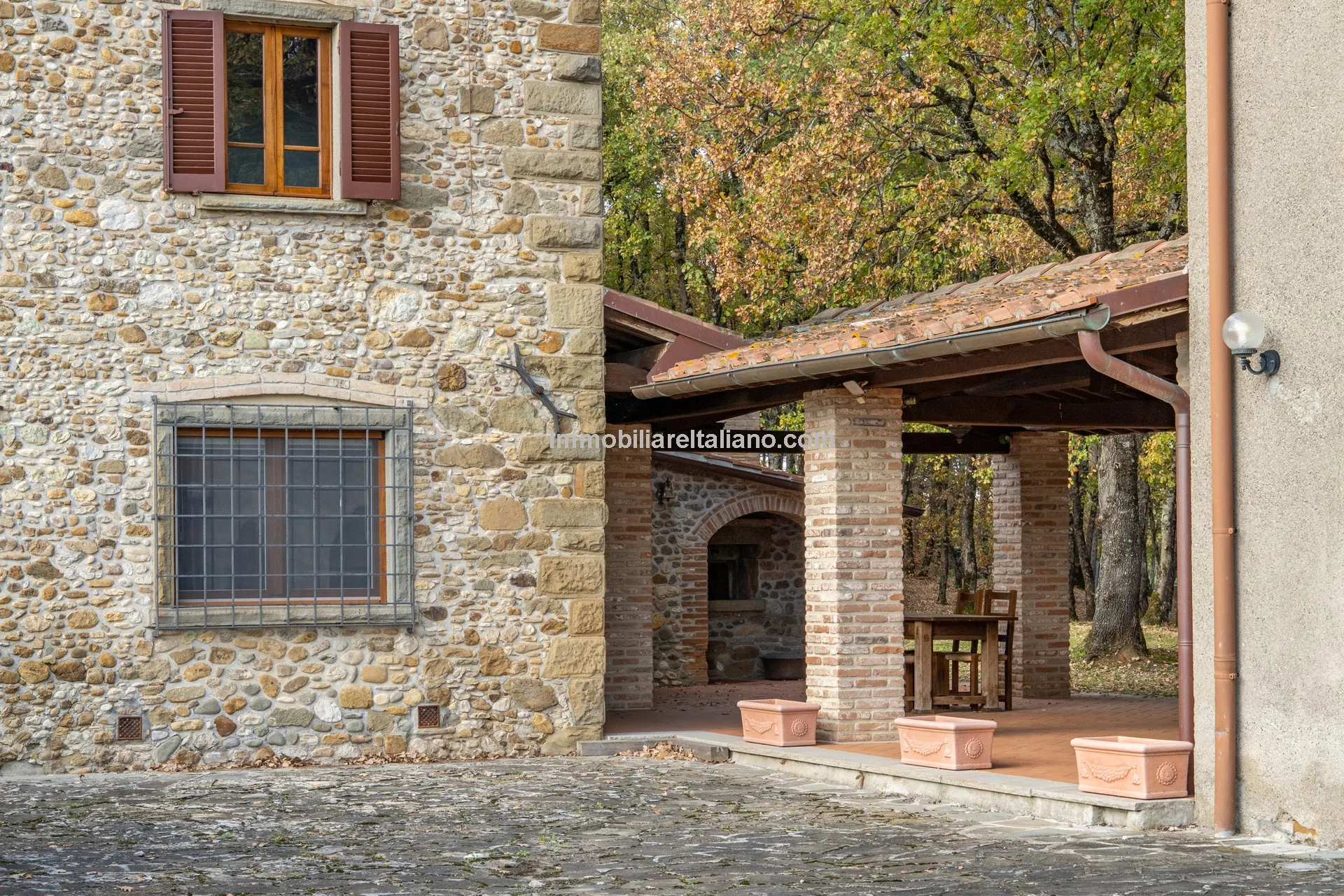 Tuscan Country House with Barn Conversion Potential near Anghiari - View image 33 of 73