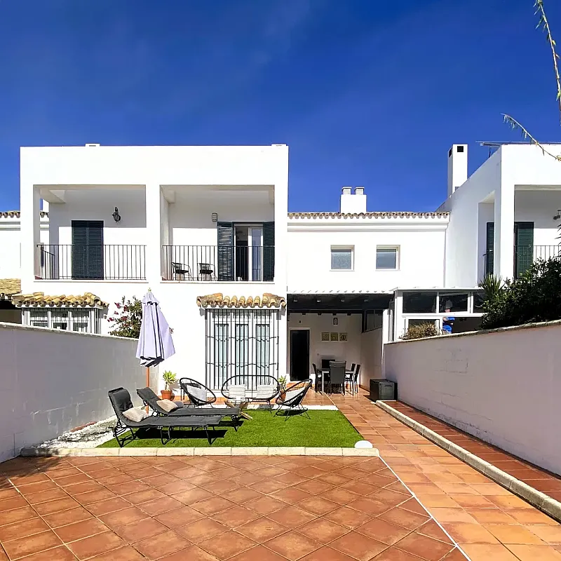 Modern 4-Bedroom House with Pool Near La Barrosa Beach, Chiclana
