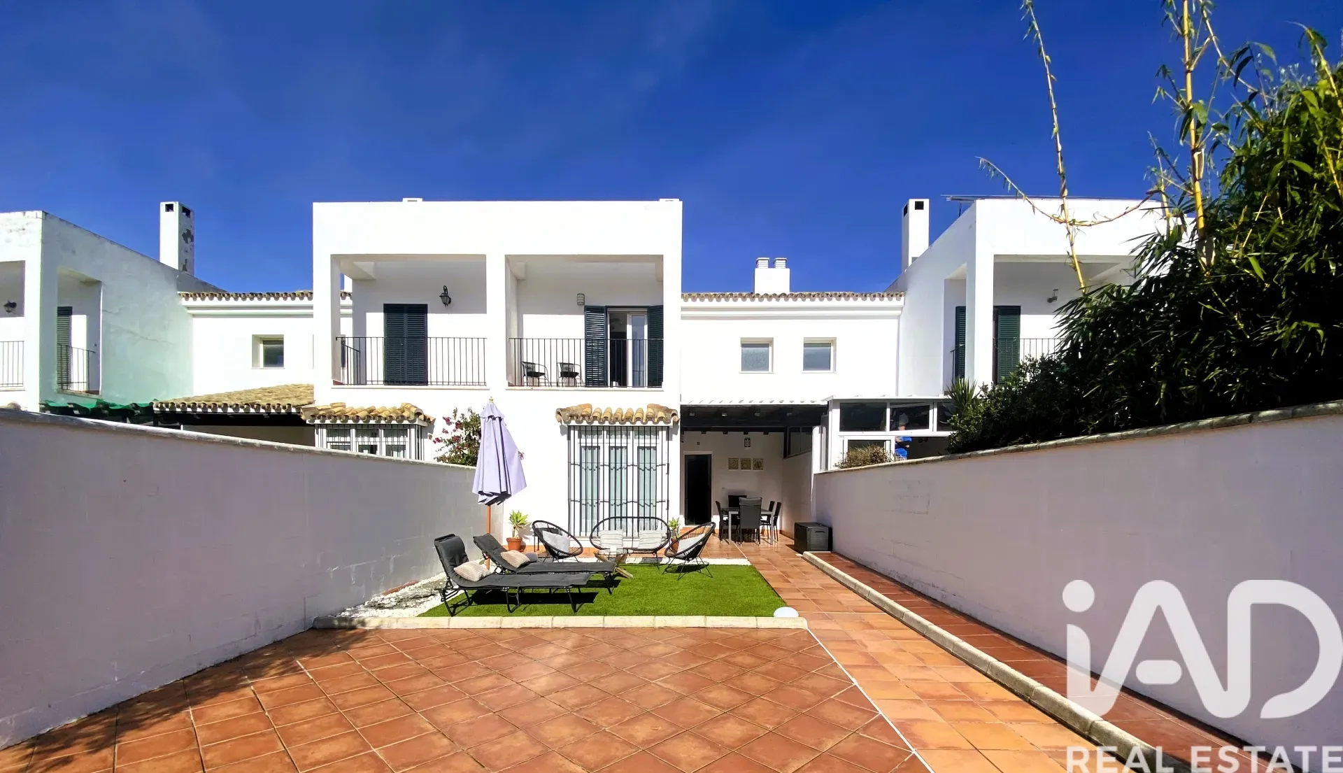 Modern 4-Bedroom House with Pool Near La Barrosa Beach, Chiclana - Image 1