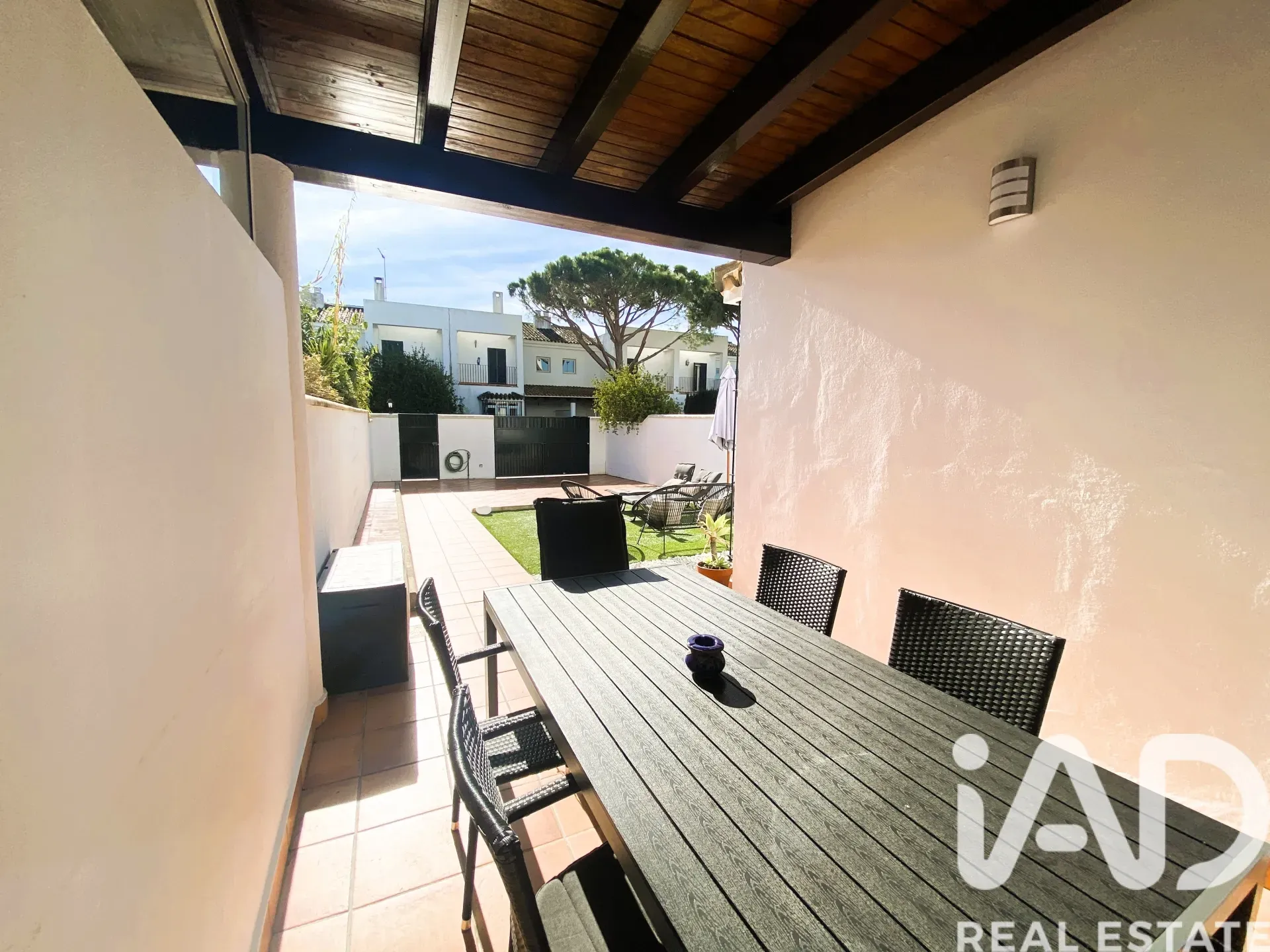 Modern 4-Bedroom House with Pool Near La Barrosa Beach, Chiclana - Image 3