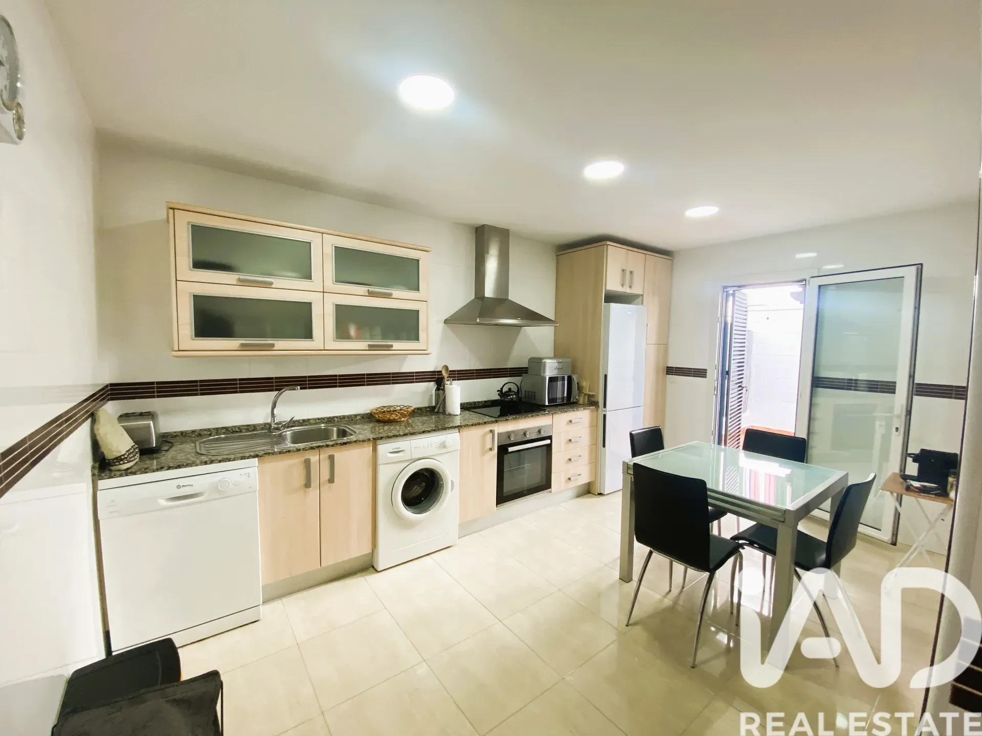 Modern 4-Bedroom House with Pool Near La Barrosa Beach, Chiclana - View image 16 of 40