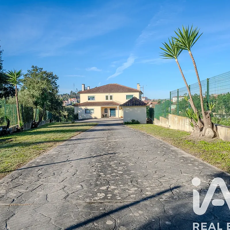 Spacious 6-Bedroom Villa with Expansive Gardens in Boa Vista, Portugal